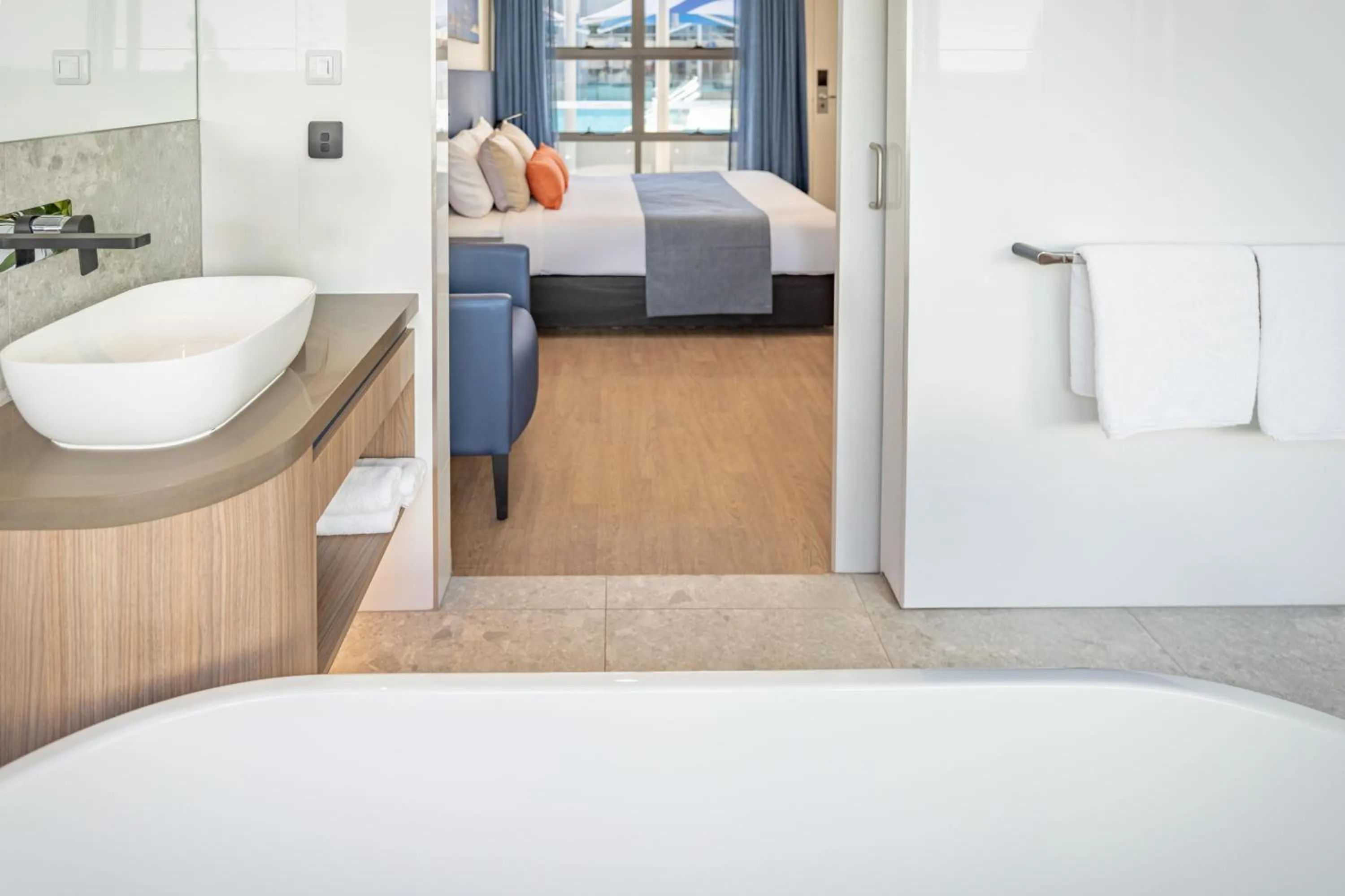 Bathroom, Bed in Best Western Cambridge Hotel Kununurra