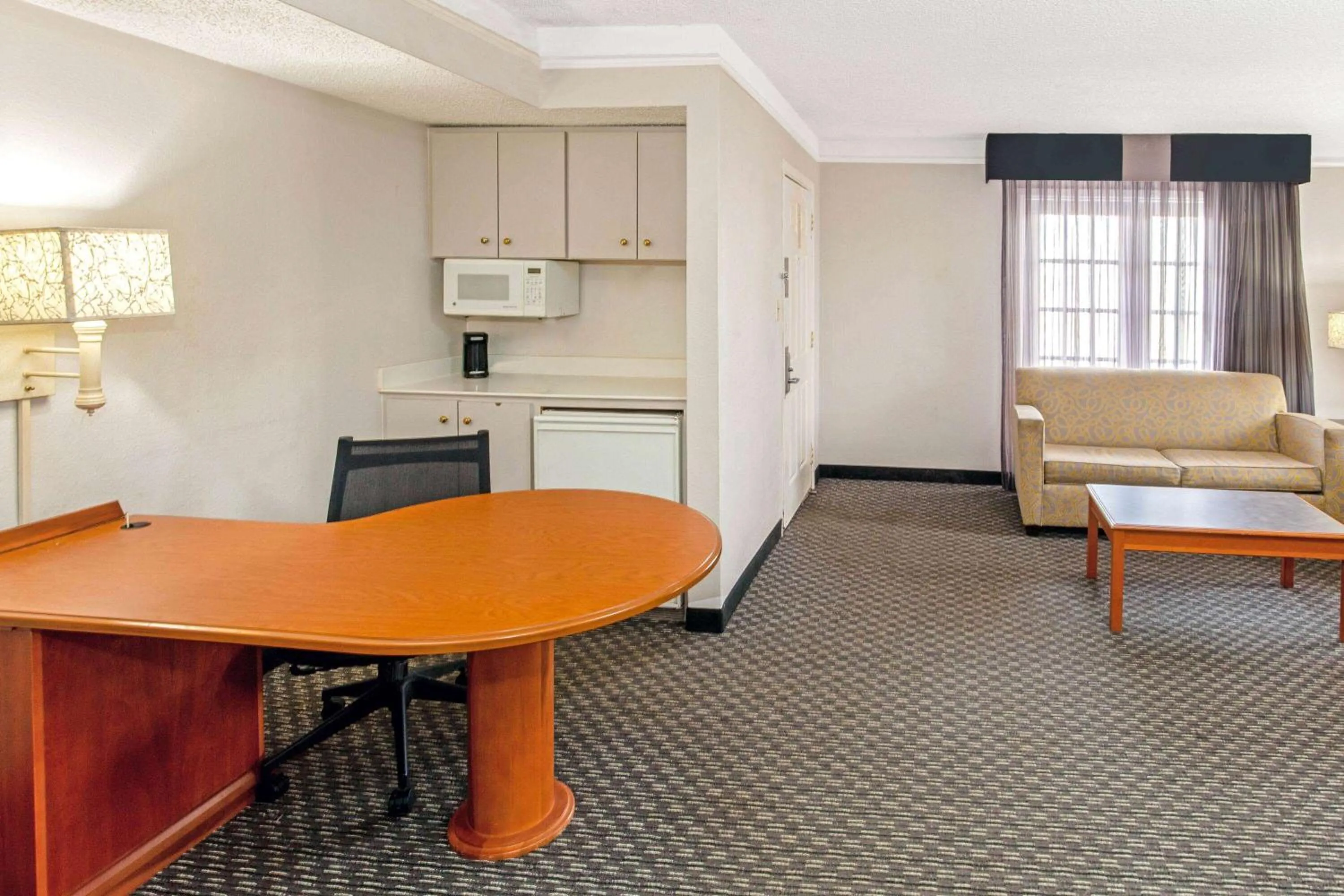 Photo of the whole room, Seating Area in La Quinta Inn by Wyndham Wichita Falls Event Center North