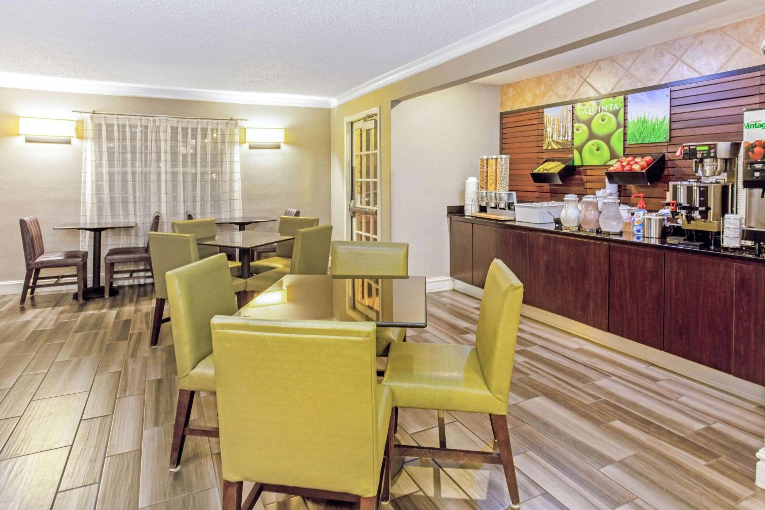 Restaurant/Places to Eat in La Quinta Inn by Wyndham Wichita Falls Event Center North