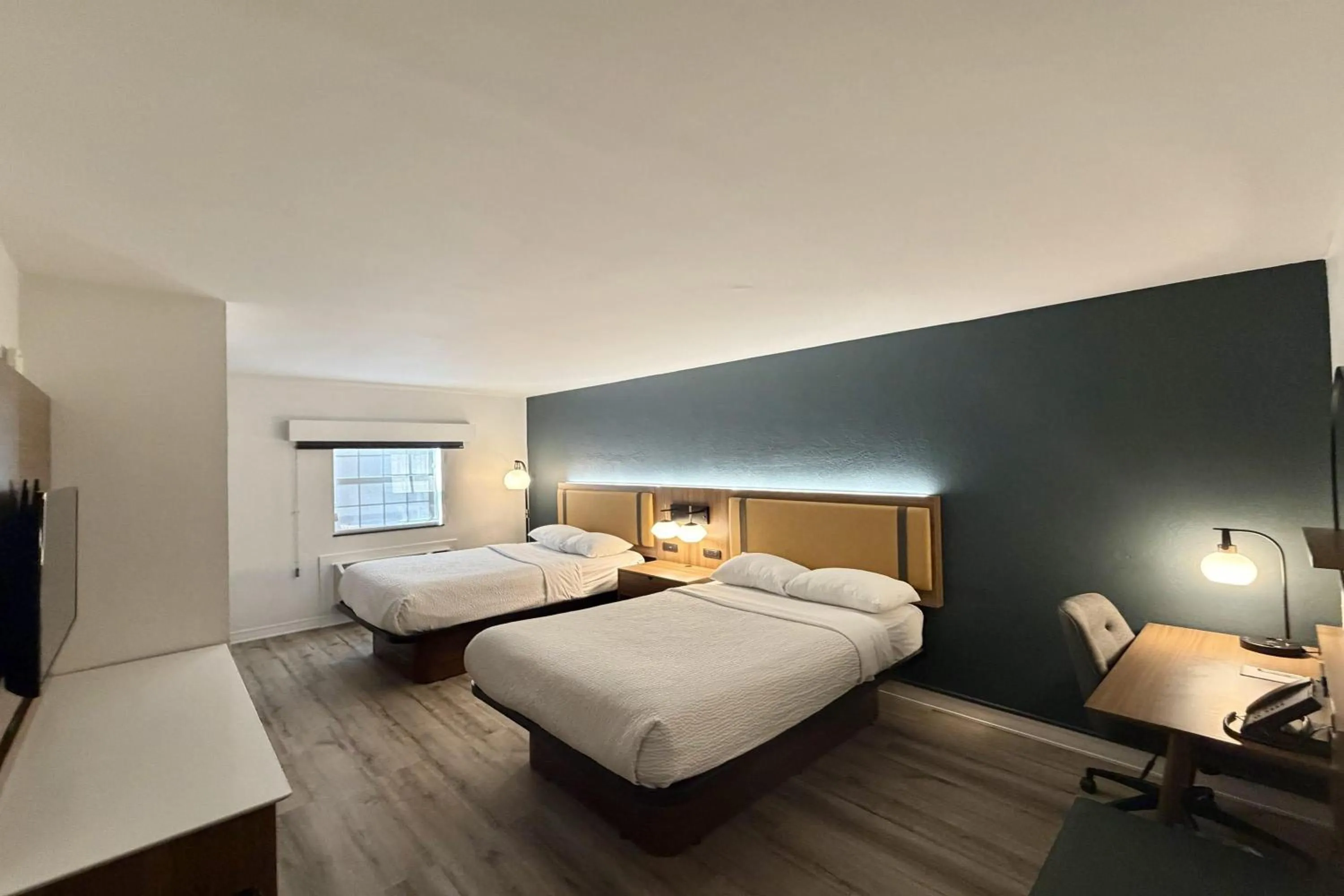 Photo of the whole room, Bed in La Quinta Inn by Wyndham Salt Lake City Midvale