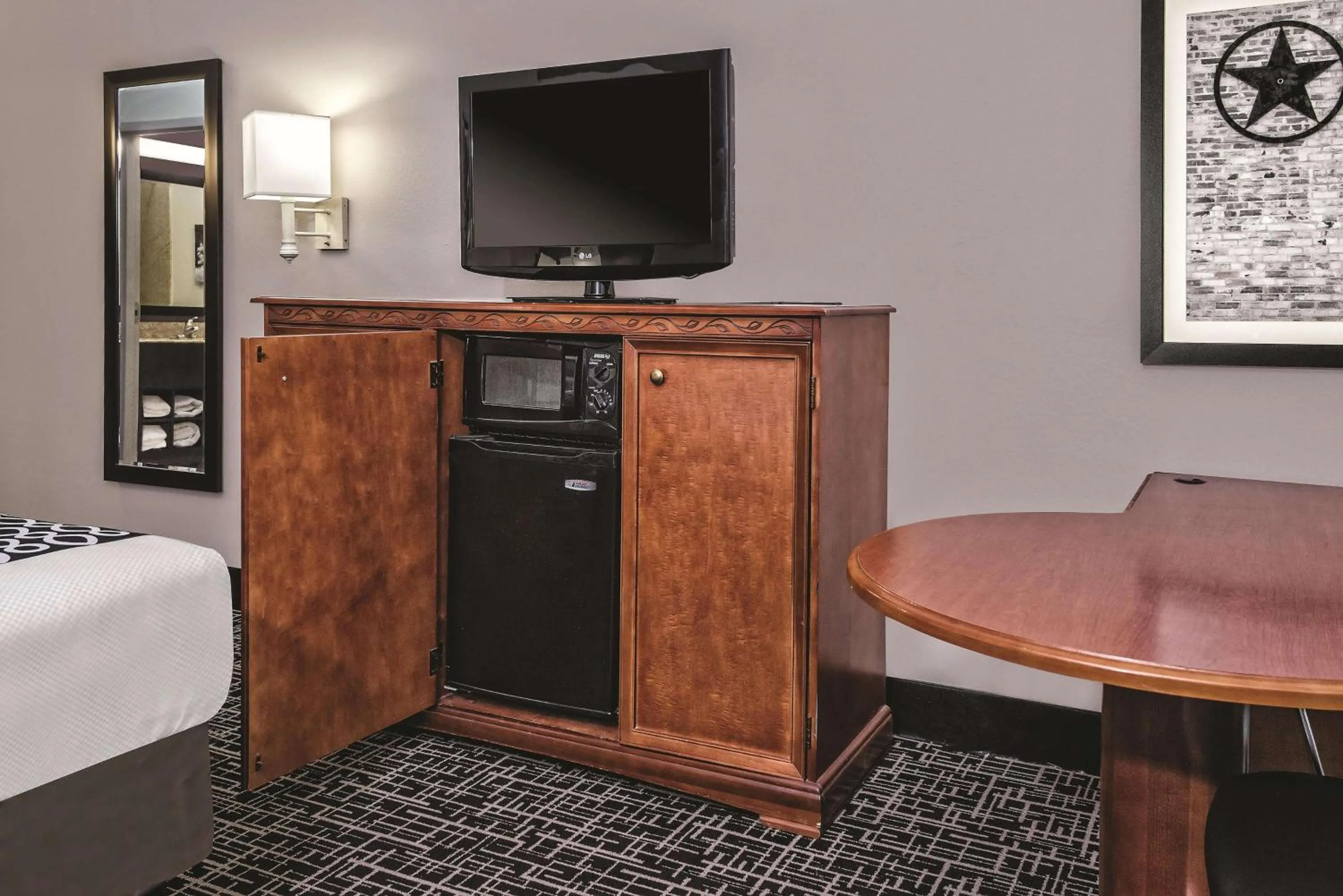 TV and multimedia in La Quinta by Wyndham Rosenberg