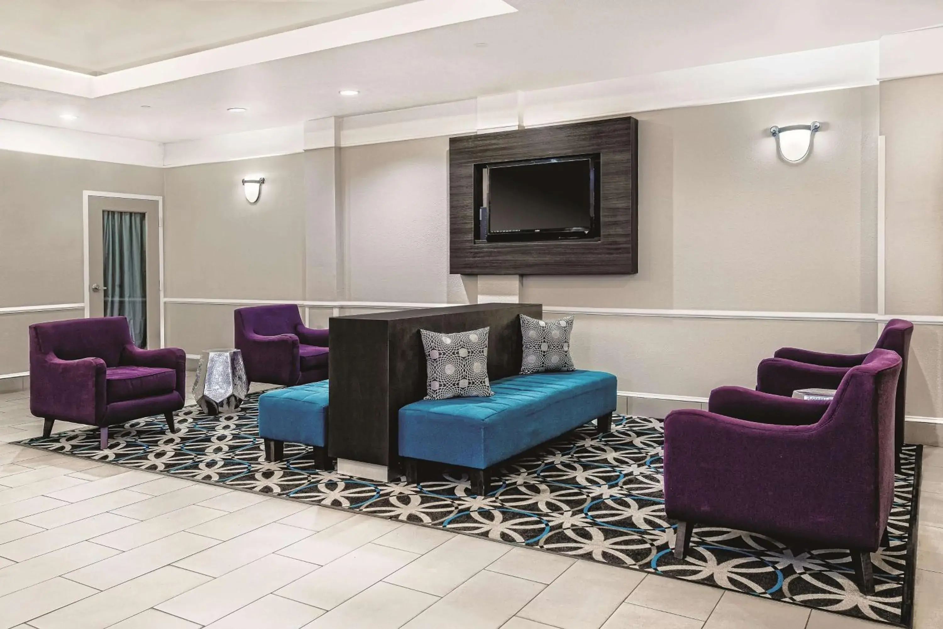 Lobby or reception in La Quinta by Wyndham Rosenberg Lobby or reception in La Quinta by Wyndham Rosenberg