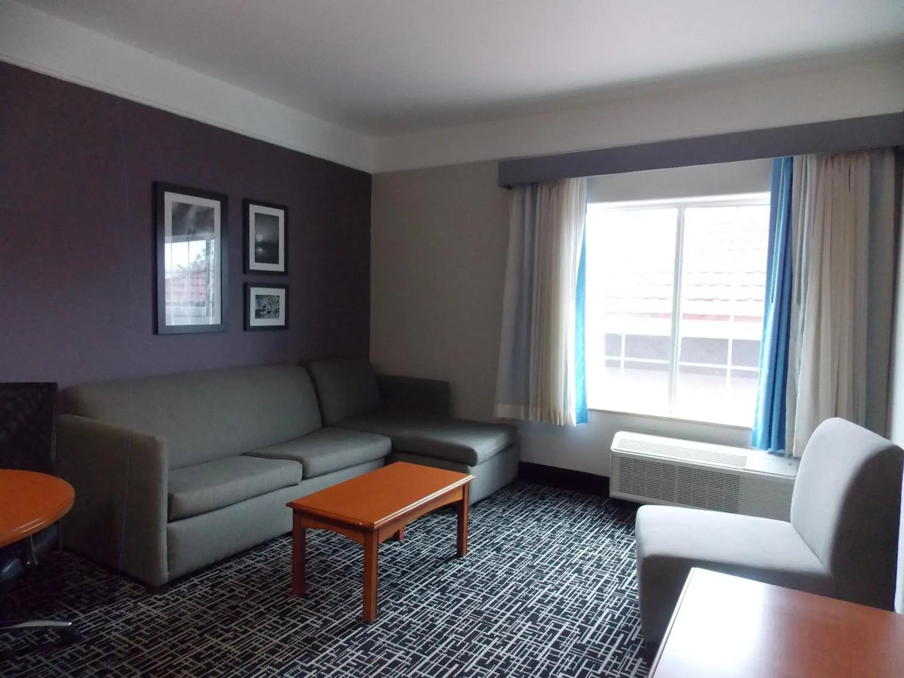 Living room in La Quinta by Wyndham Rosenberg Living room in La Quinta by Wyndham Rosenberg