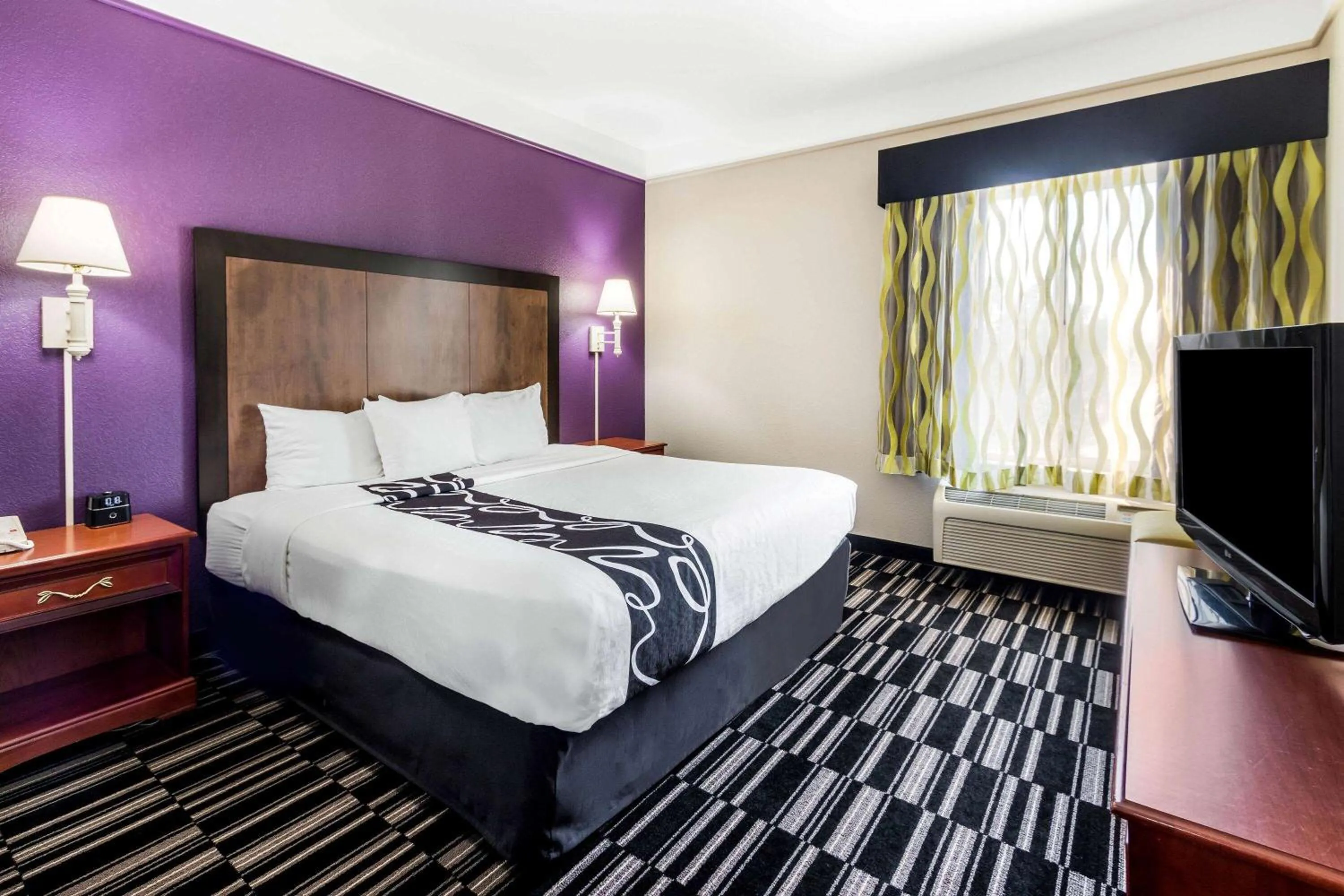 Photo of the whole room, Bed in La Quinta by Wyndham Roswell