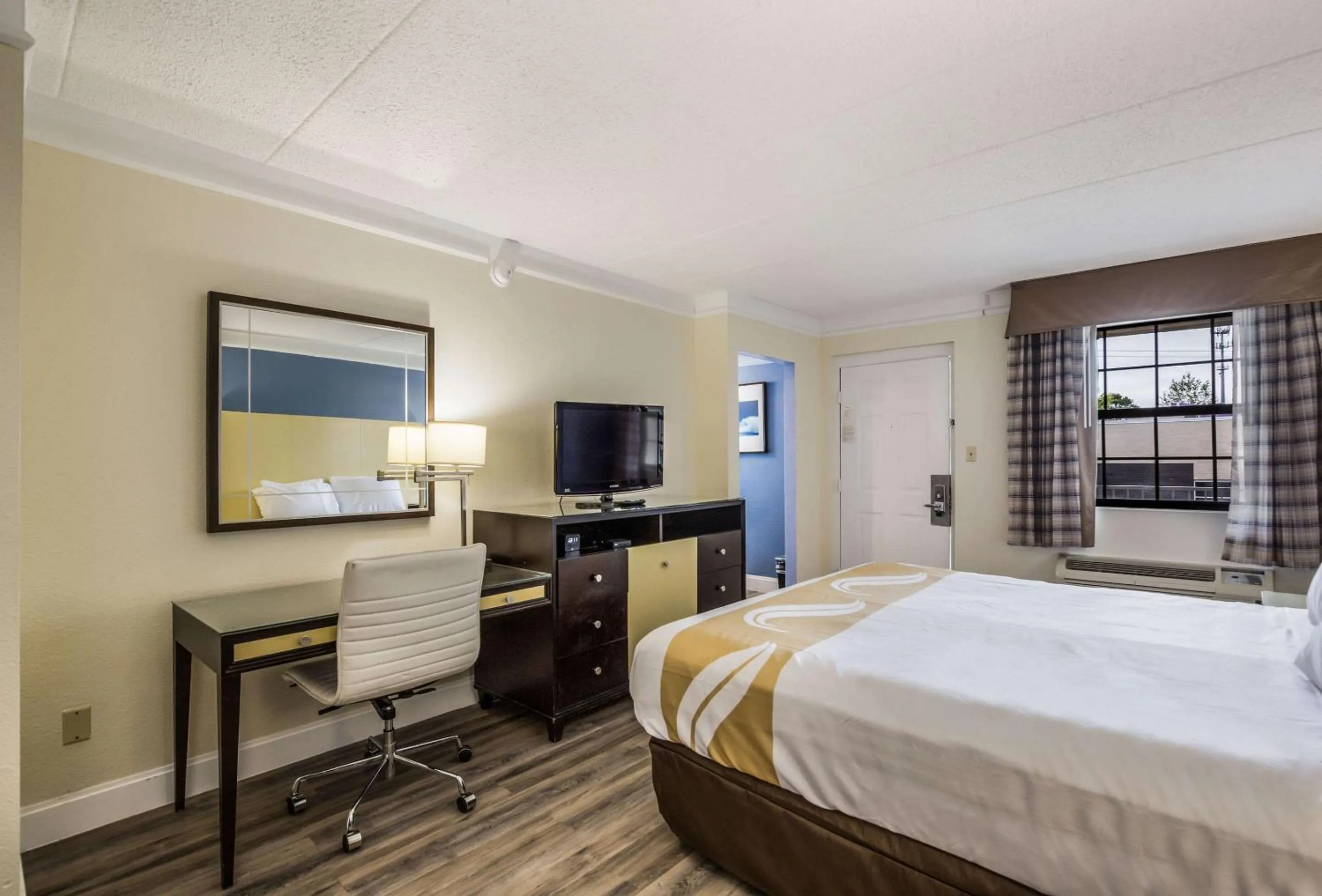 Photo of the whole room, Bed in Quality Inn Hampton - Newport News