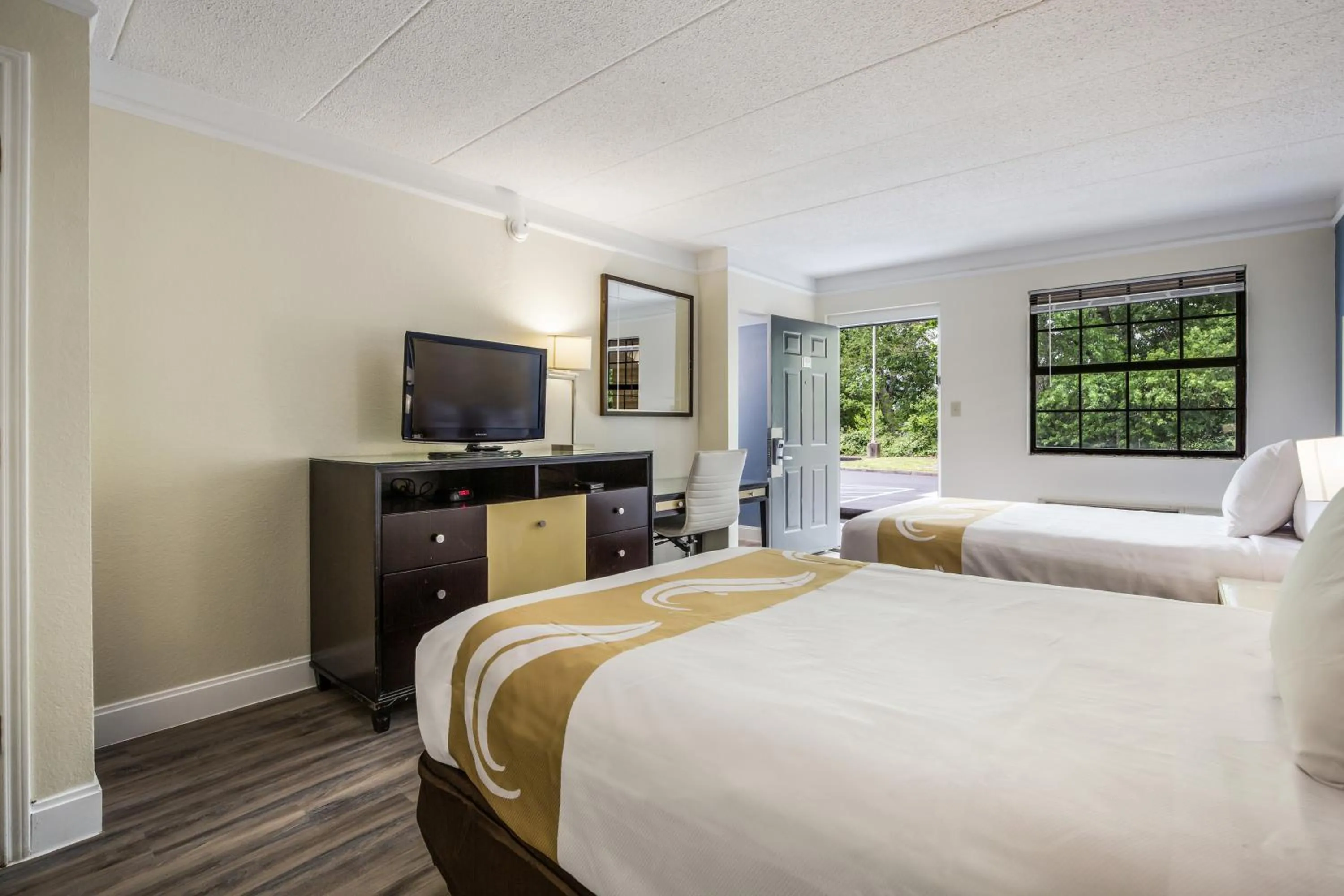 Photo of the whole room, Bed in Quality Inn Hampton - Newport News