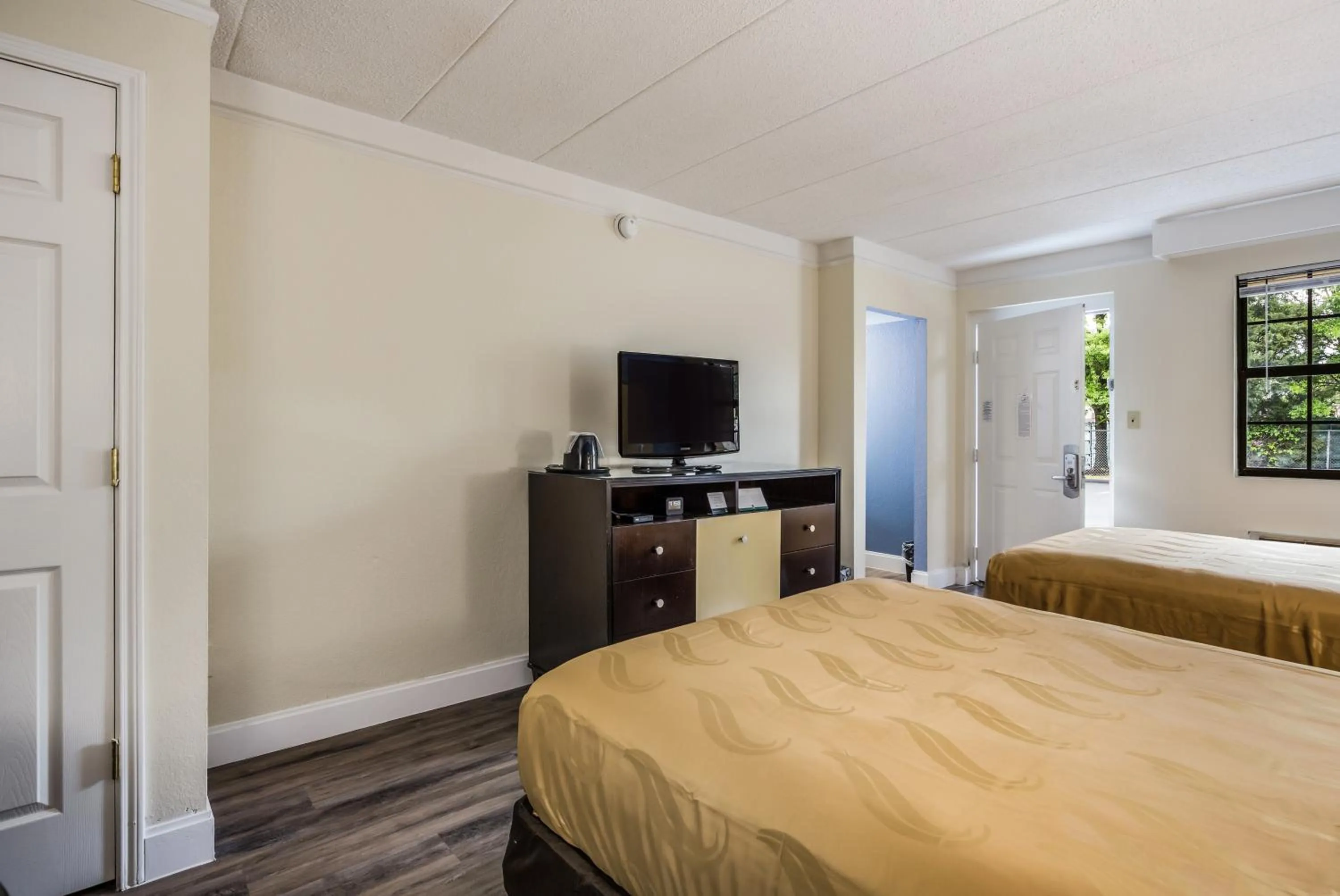 Photo of the whole room, Bed in Quality Inn Hampton - Newport News