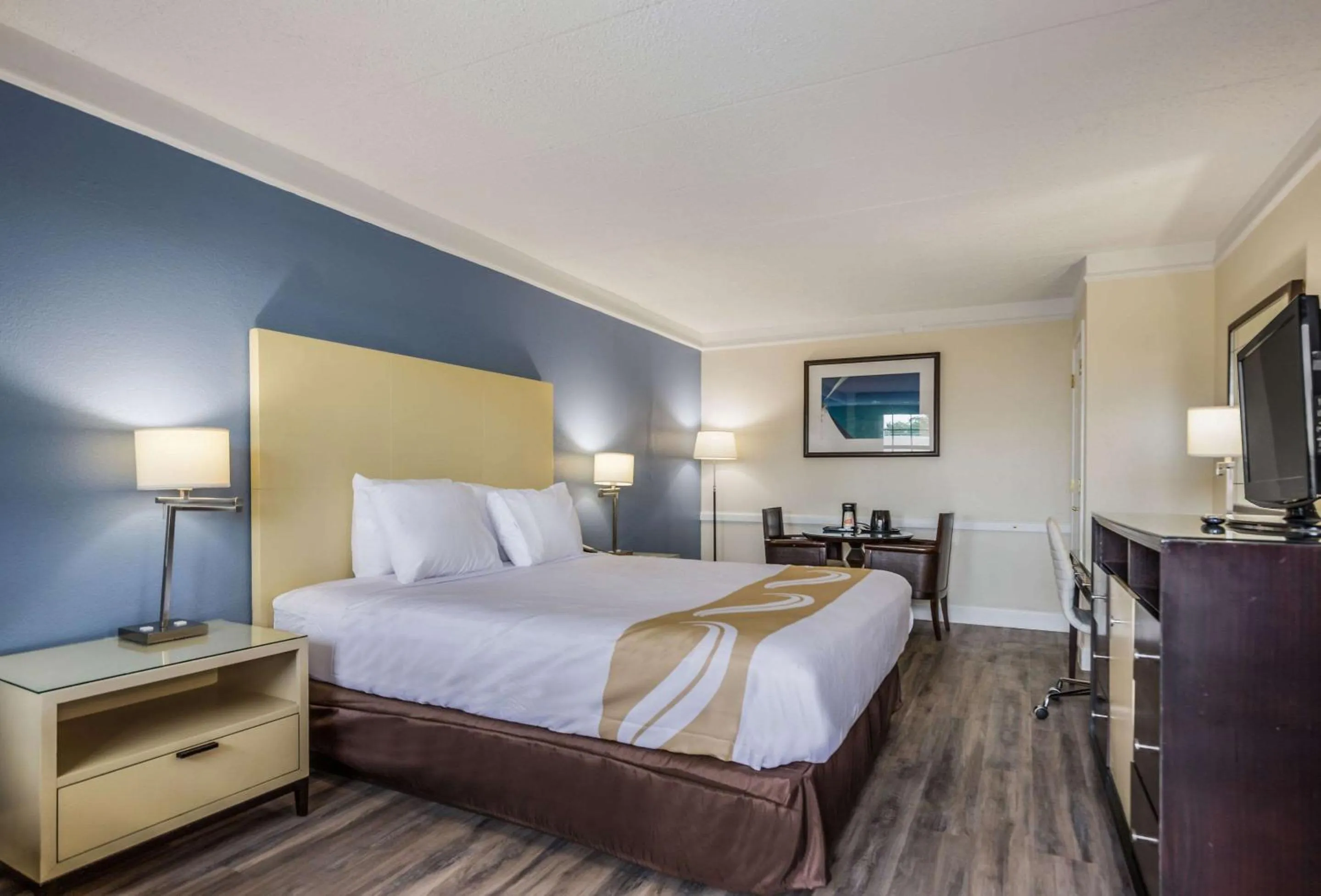 Photo of the whole room, Bed in Quality Inn Hampton - Newport News