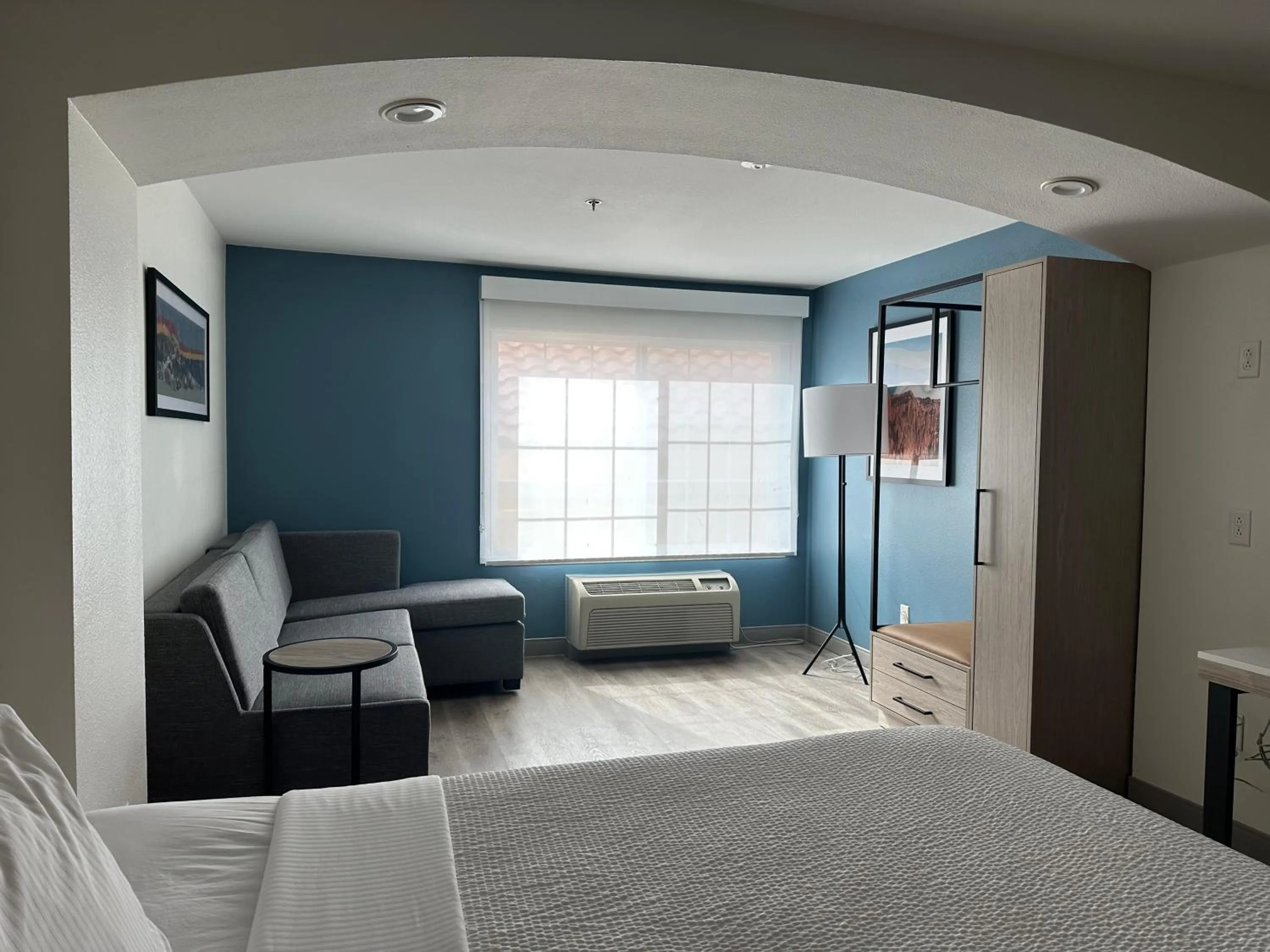 Bedroom, Bed in La Quinta Inn & Suites by Wyndham Albuquerque Midtown