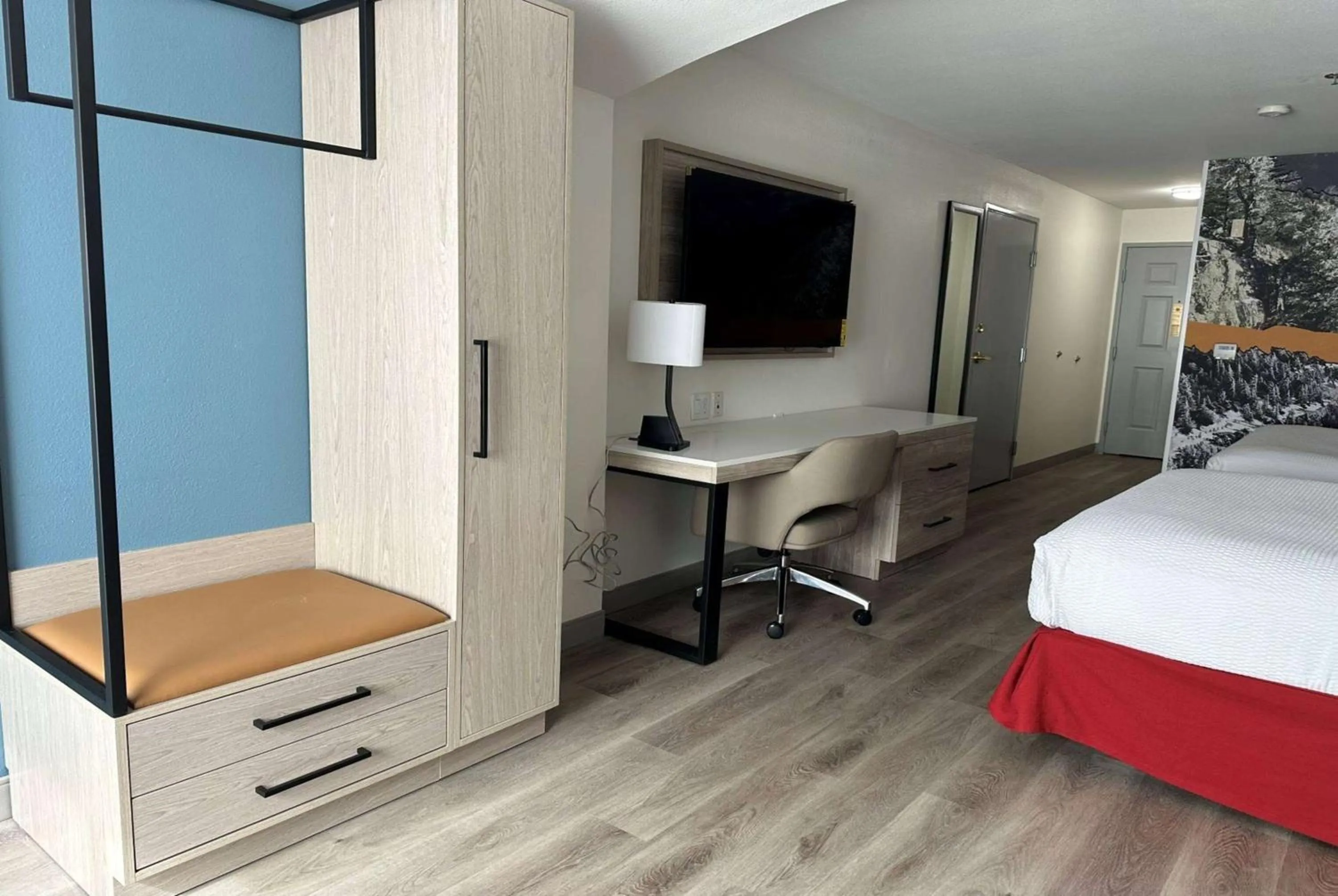 Photo of the whole room, Bed in La Quinta Inn & Suites by Wyndham Albuquerque Midtown