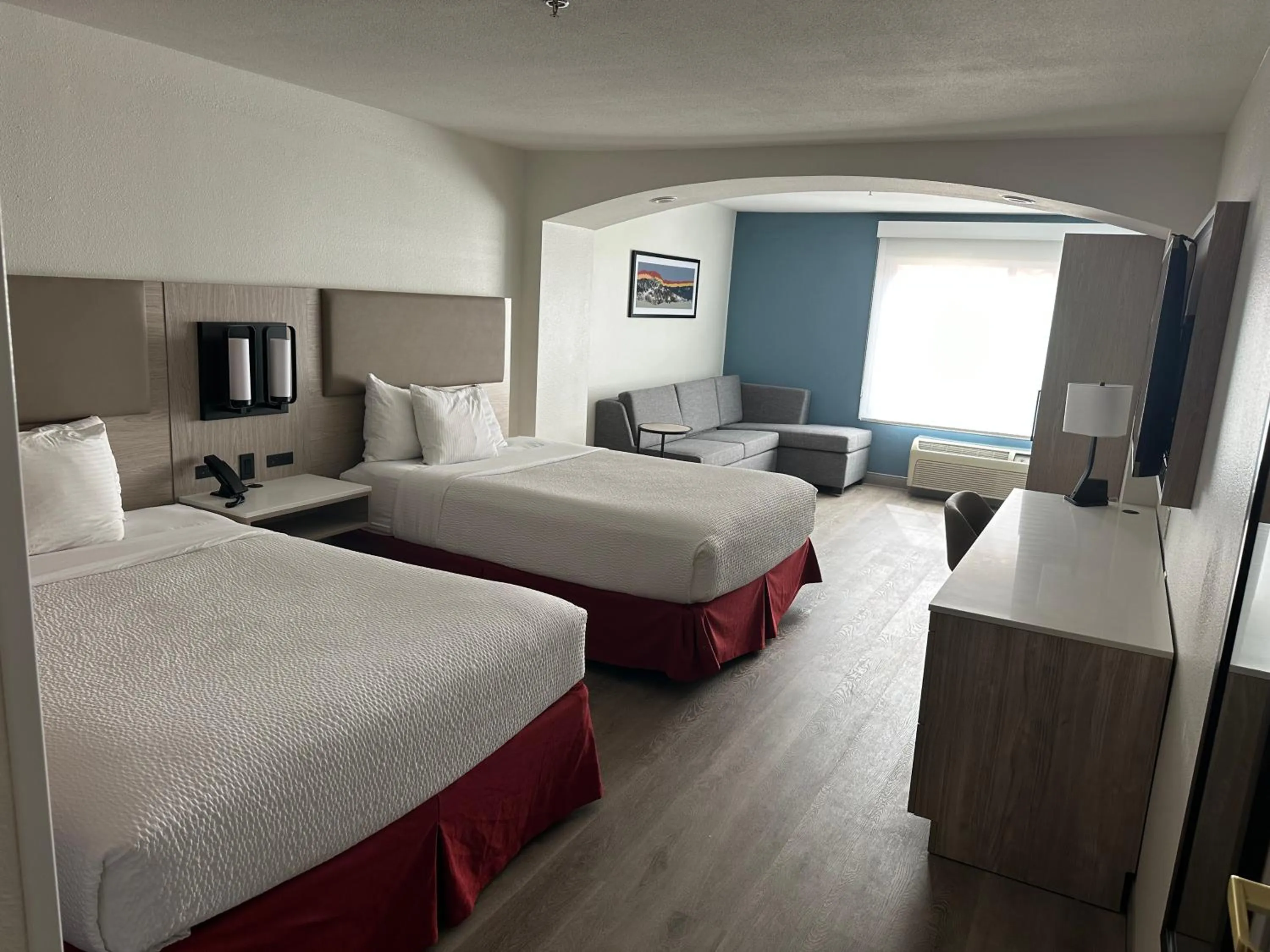 Bedroom, Bed in La Quinta Inn & Suites by Wyndham Albuquerque Midtown