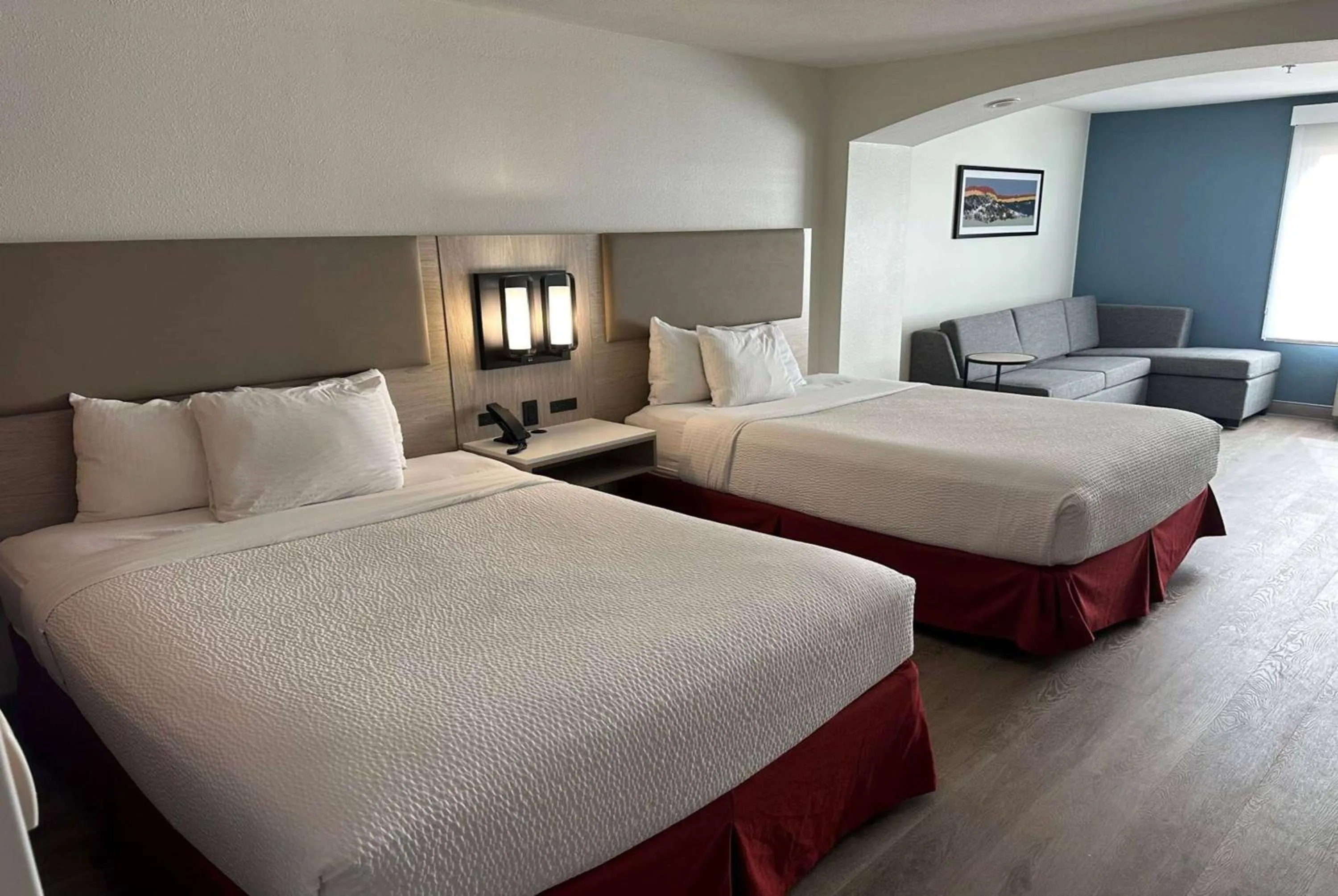 Photo of the whole room, Bed in La Quinta Inn & Suites by Wyndham Albuquerque Midtown