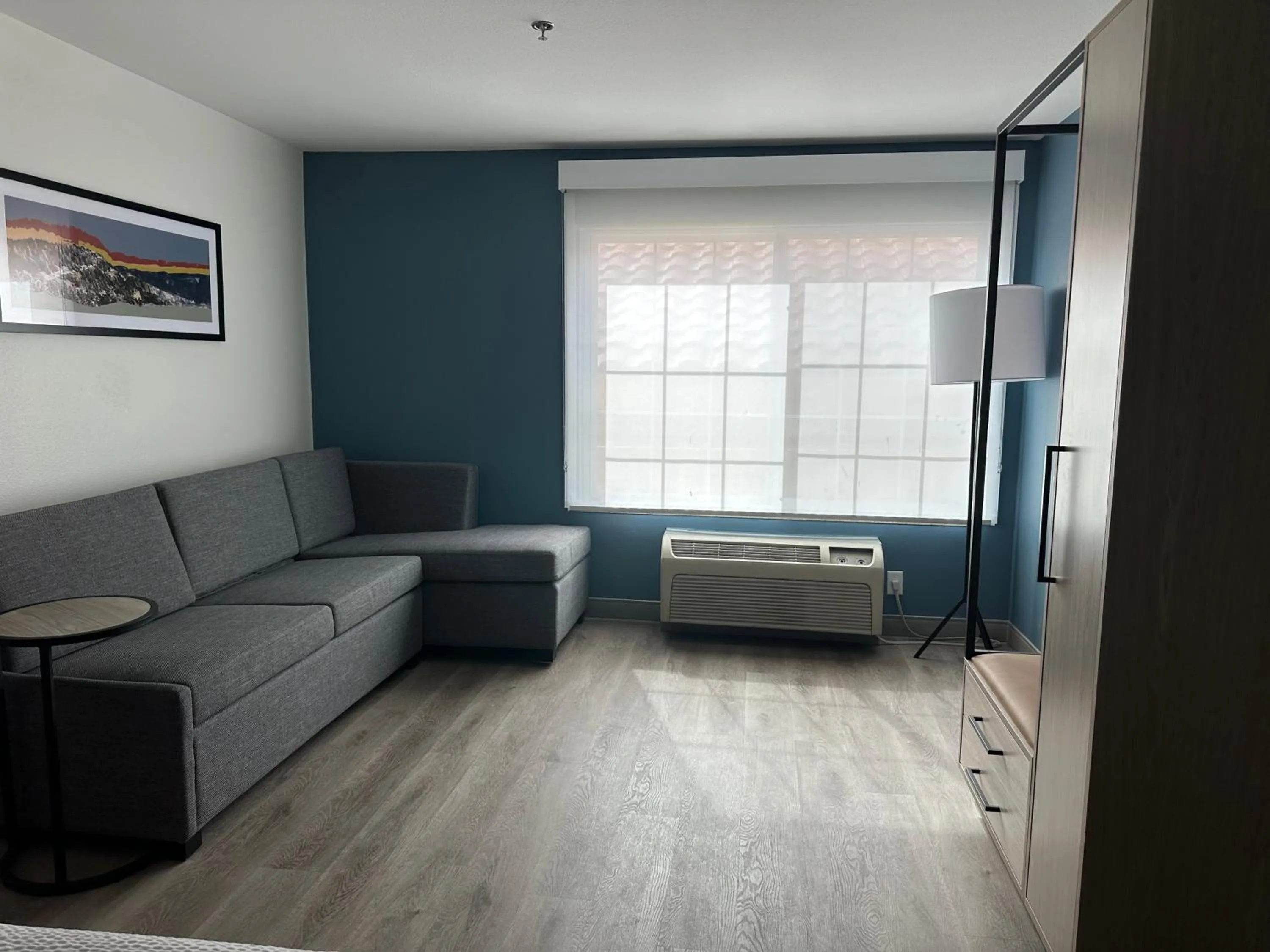 Living room in La Quinta Inn & Suites by Wyndham Albuquerque Midtown