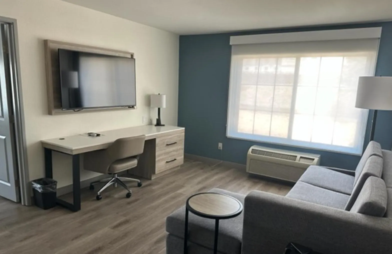 Living room in La Quinta Inn & Suites by Wyndham Albuquerque Midtown