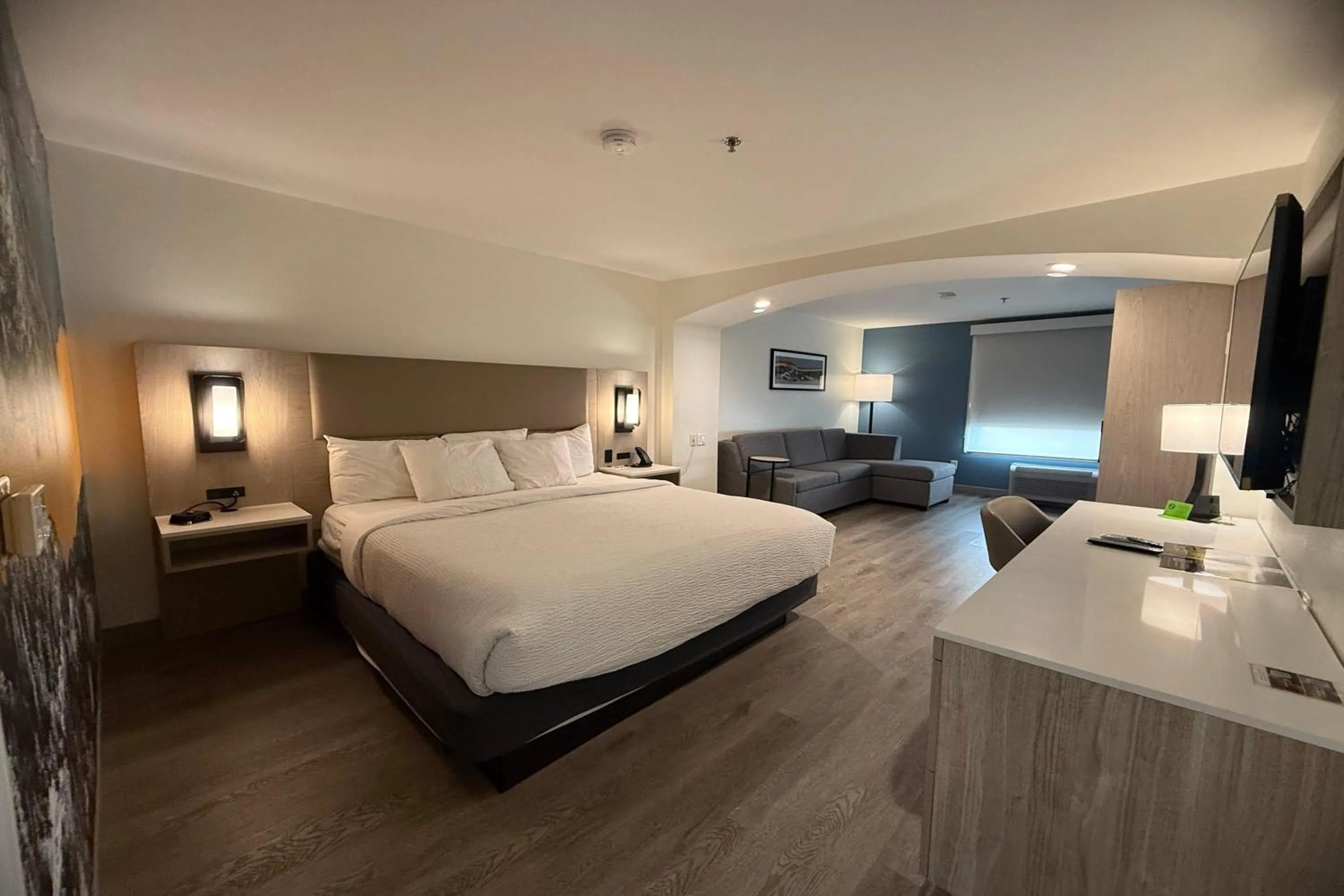 Photo of the whole room, Bed in La Quinta Inn & Suites by Wyndham Albuquerque Midtown