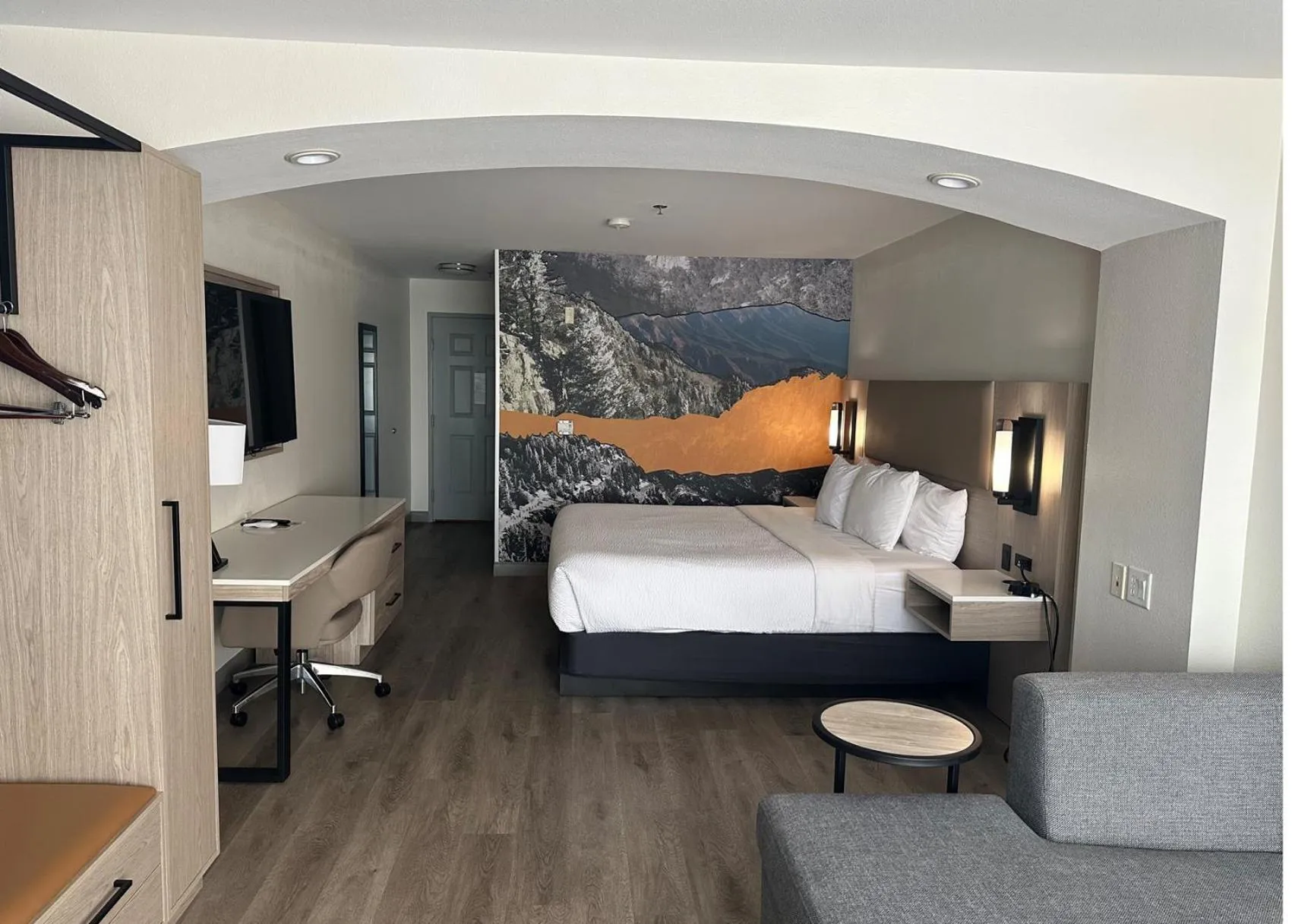 TV and multimedia, Bed in La Quinta Inn & Suites by Wyndham Albuquerque Midtown