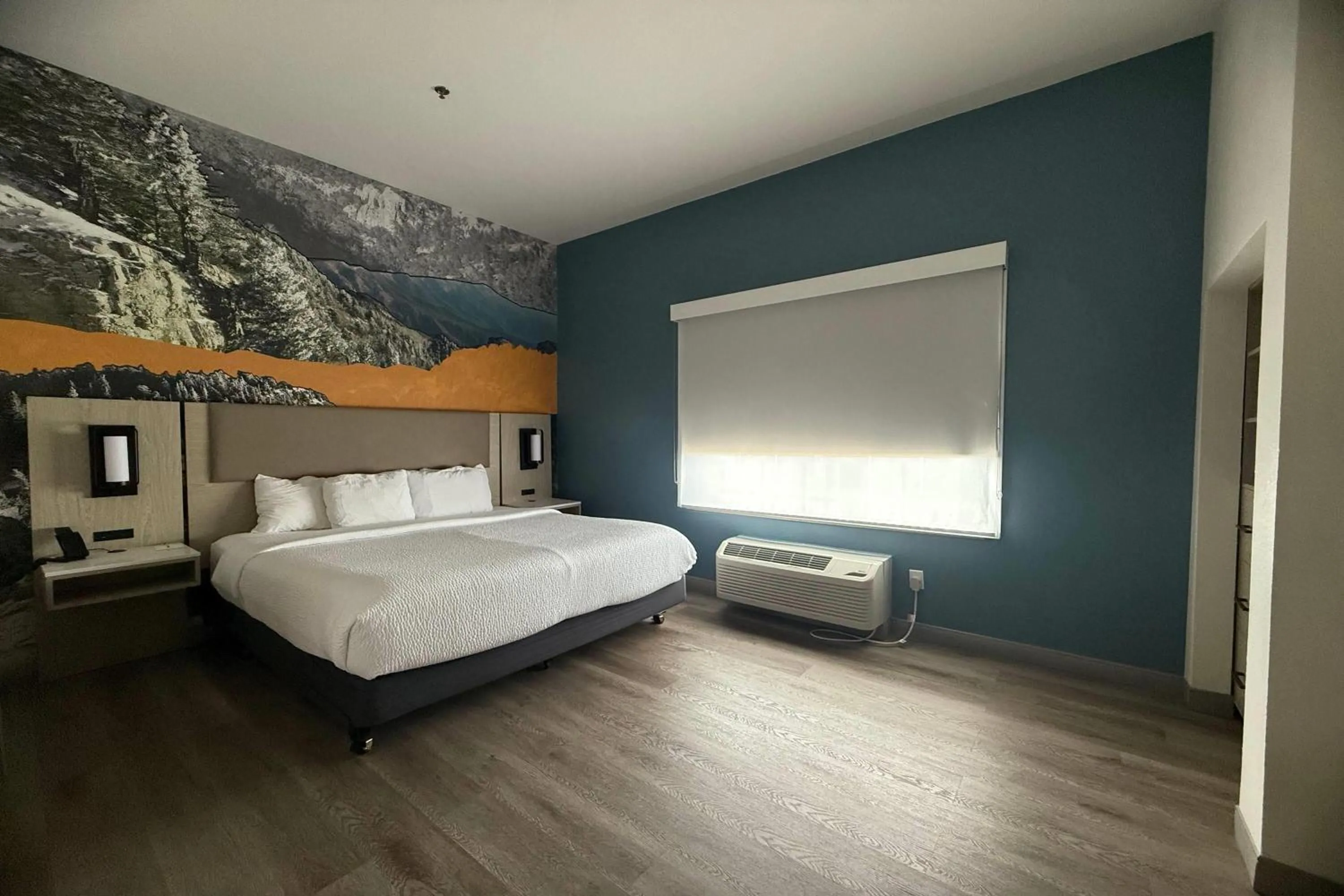 Photo of the whole room, Bed in La Quinta Inn & Suites by Wyndham Albuquerque Midtown