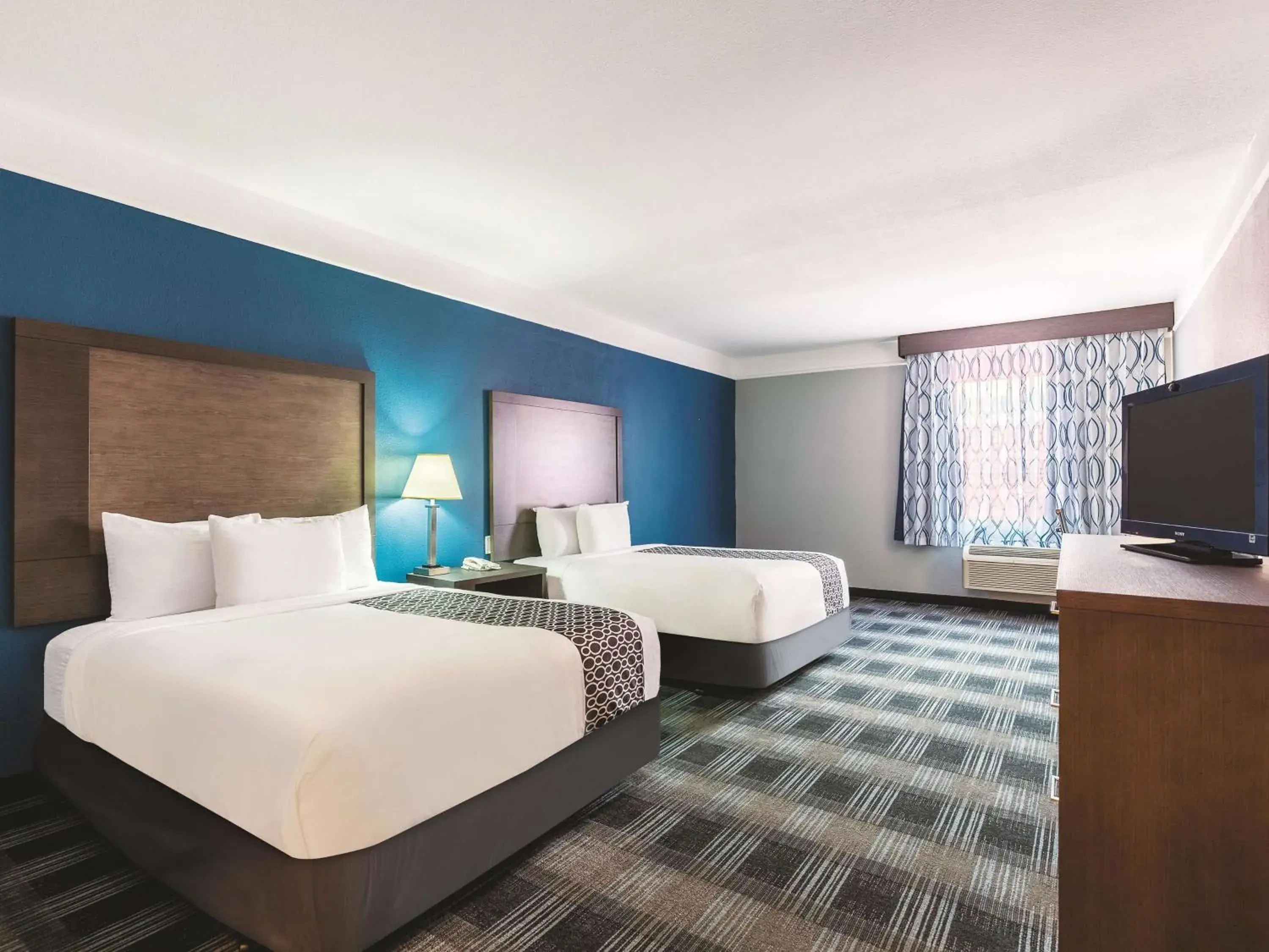 Queen Room with Two Queen Beds and Bath Tub - Mobility/Hearing Accessible - Non-Smoking in La Quinta by Wyndham Houston/Clear Lake-NASA Queen Room with Two Queen Beds and Bath Tub - Mobility/Hearing Accessible - Non-Smoking in La Quinta by Wyndham Houston/Clear Lake-NASA