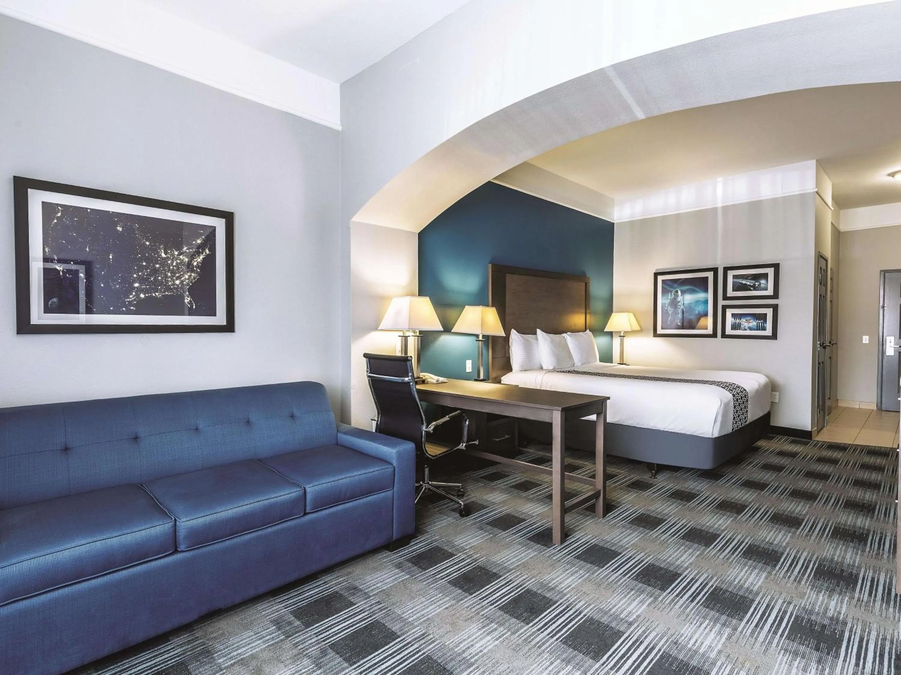 Living room, Bed in La Quinta by Wyndham Houston/Clear Lake-NASA