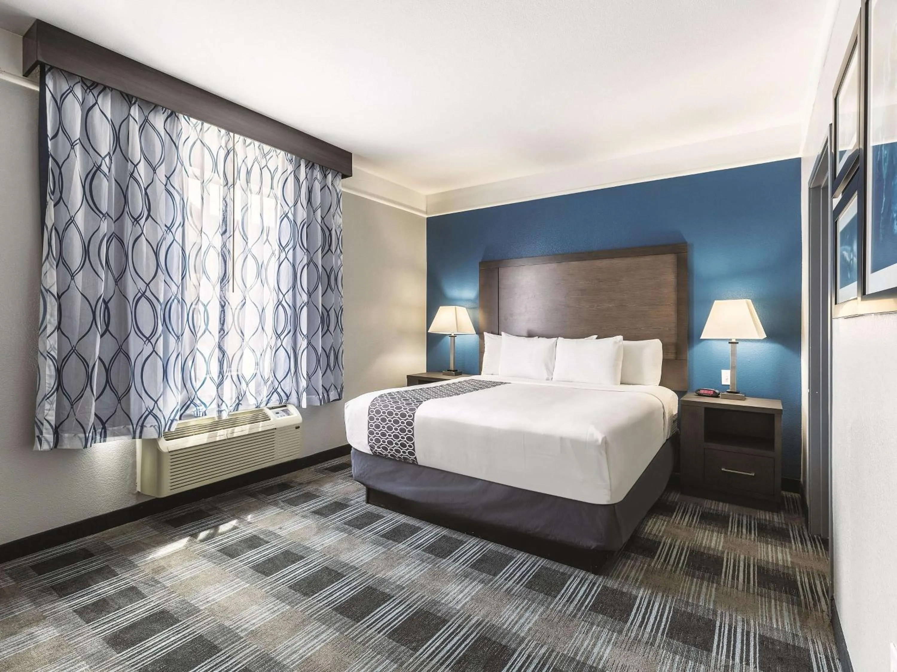 Photo of the whole room, Bed in La Quinta by Wyndham Houston/Clear Lake-NASA