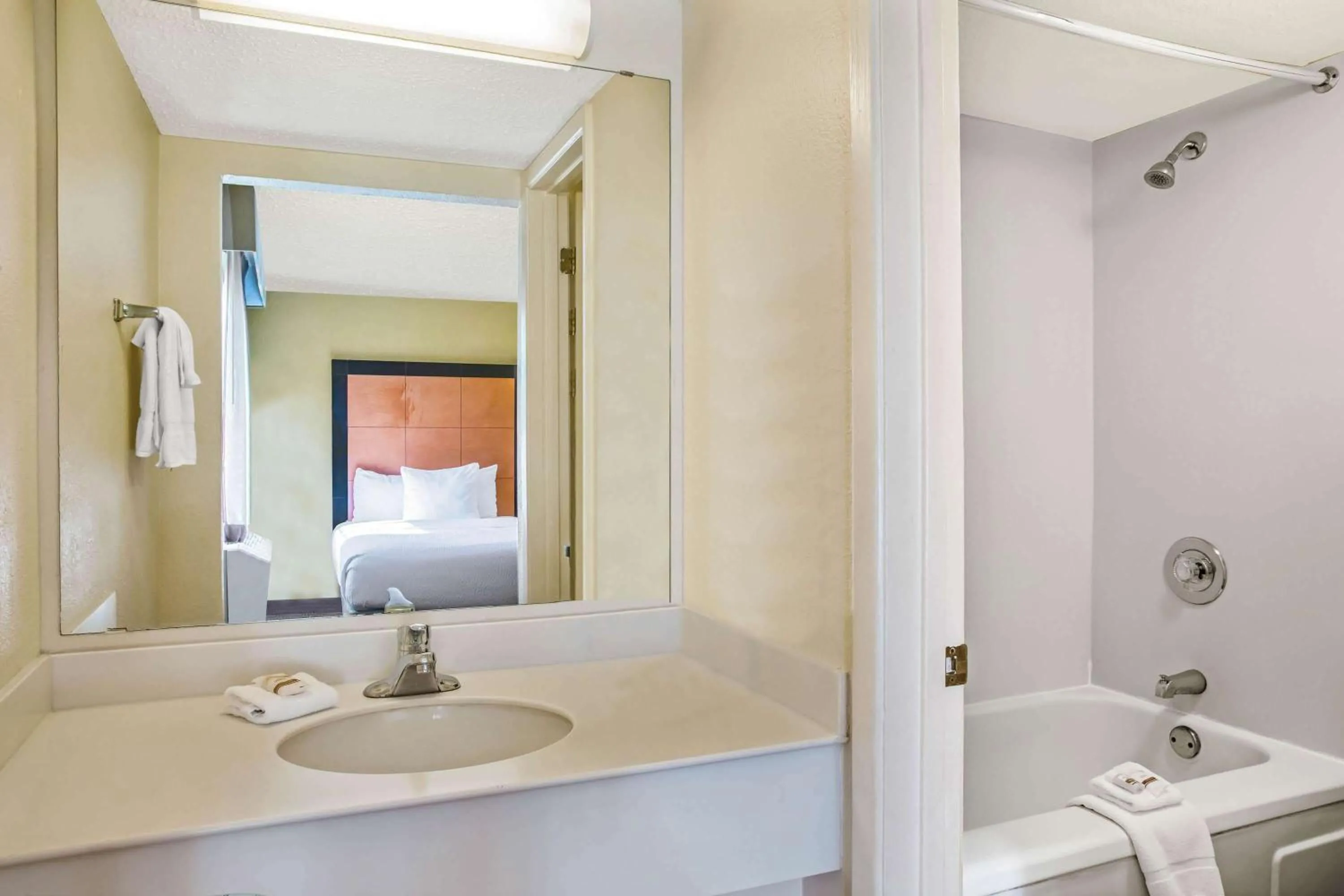 Bathroom, Bed in La Quinta Inn by Wyndham Killeen - Fort Hood