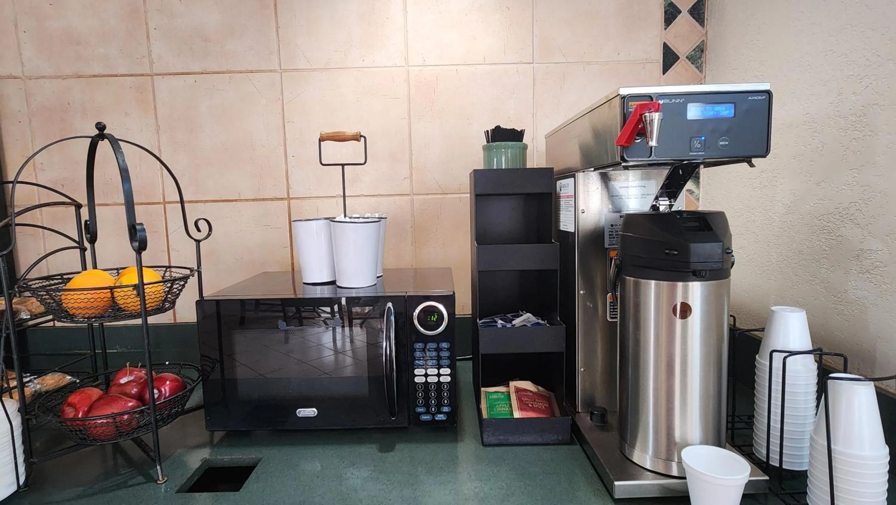 Coffee/tea facilities in La Quinta Inn by Wyndham Clute Lake Jackson