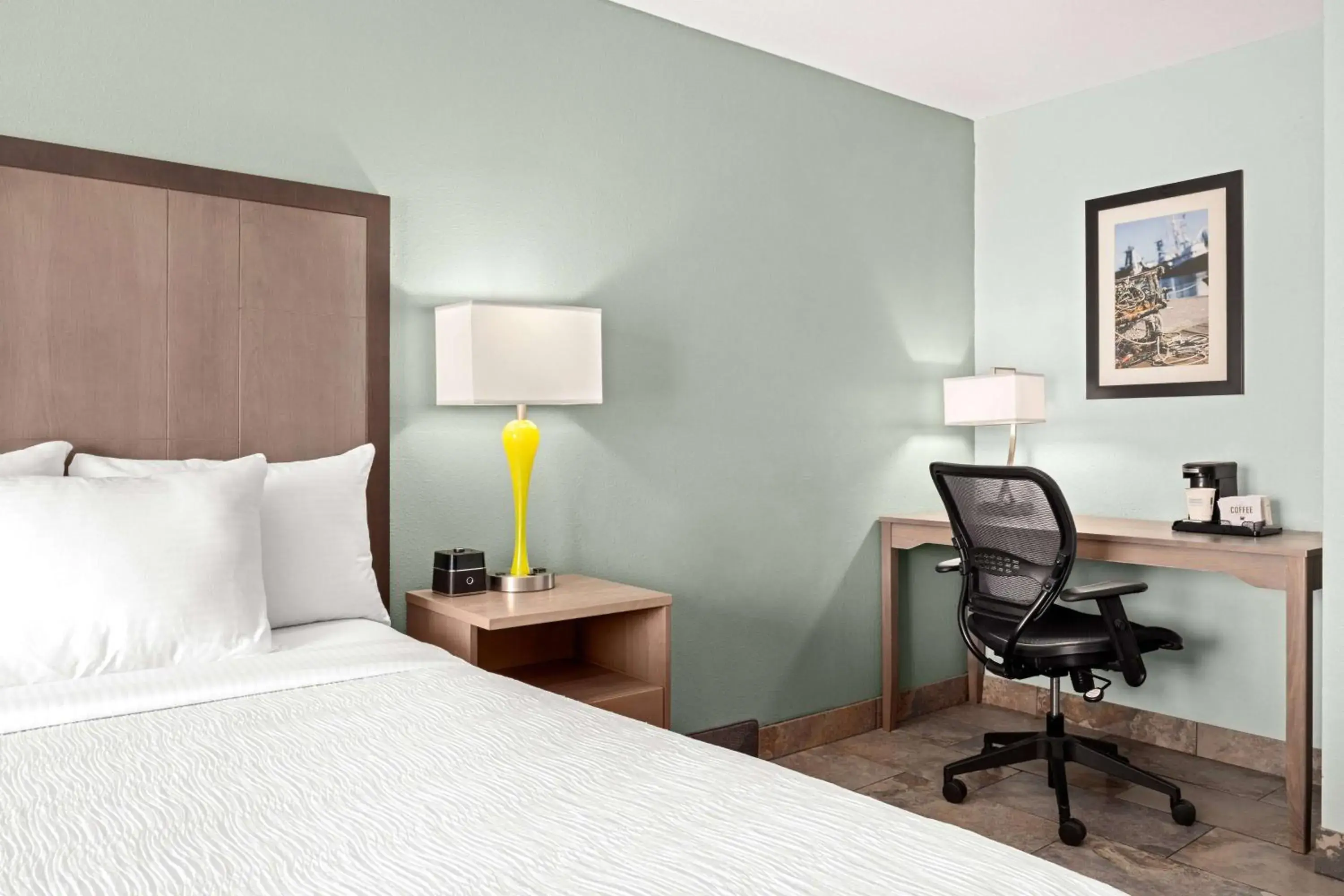 Photo of the whole room, Bed in La Quinta by Wyndham Newport Photo of the whole room, Bed in La Quinta by Wyndham Newport