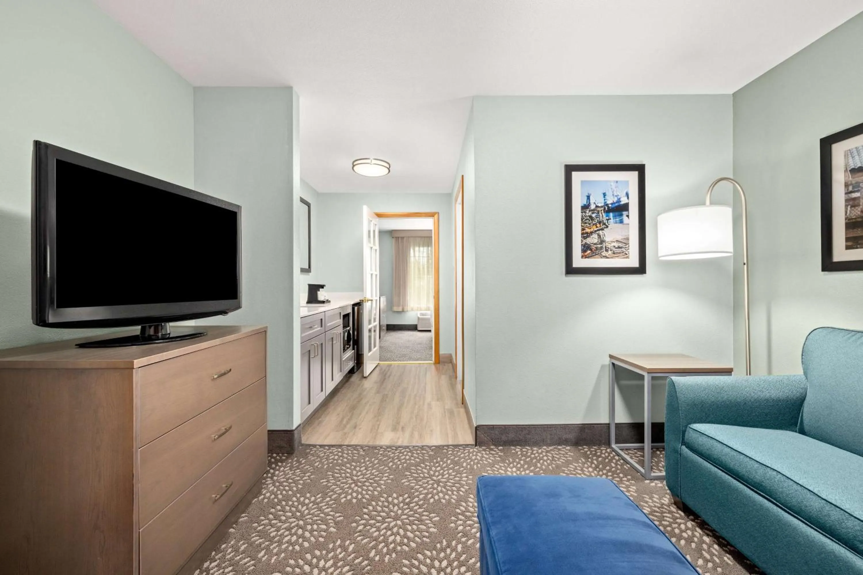 Photo of the whole room in La Quinta by Wyndham Newport