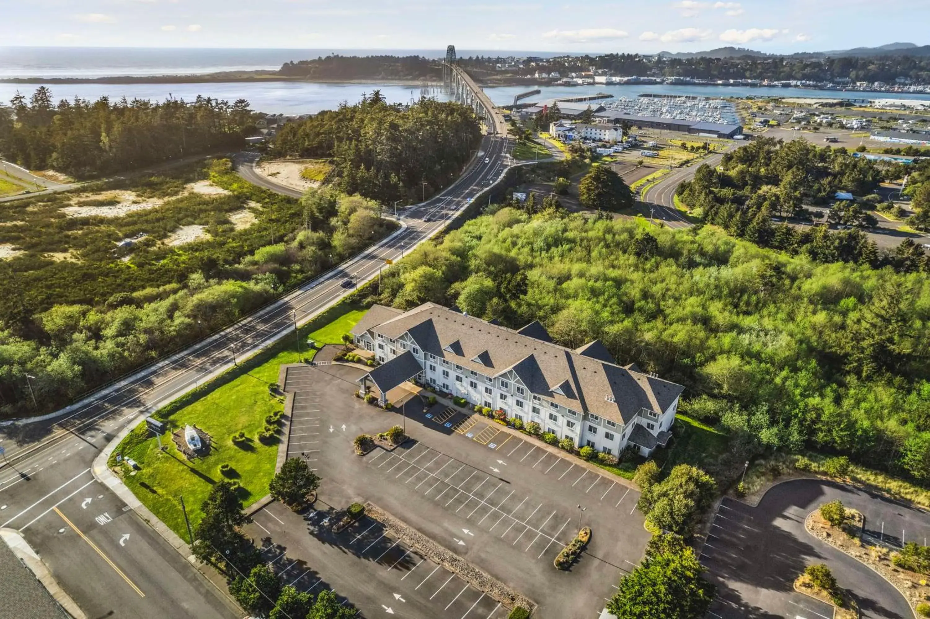 Property building in La Quinta by Wyndham Newport Property building in La Quinta by Wyndham Newport