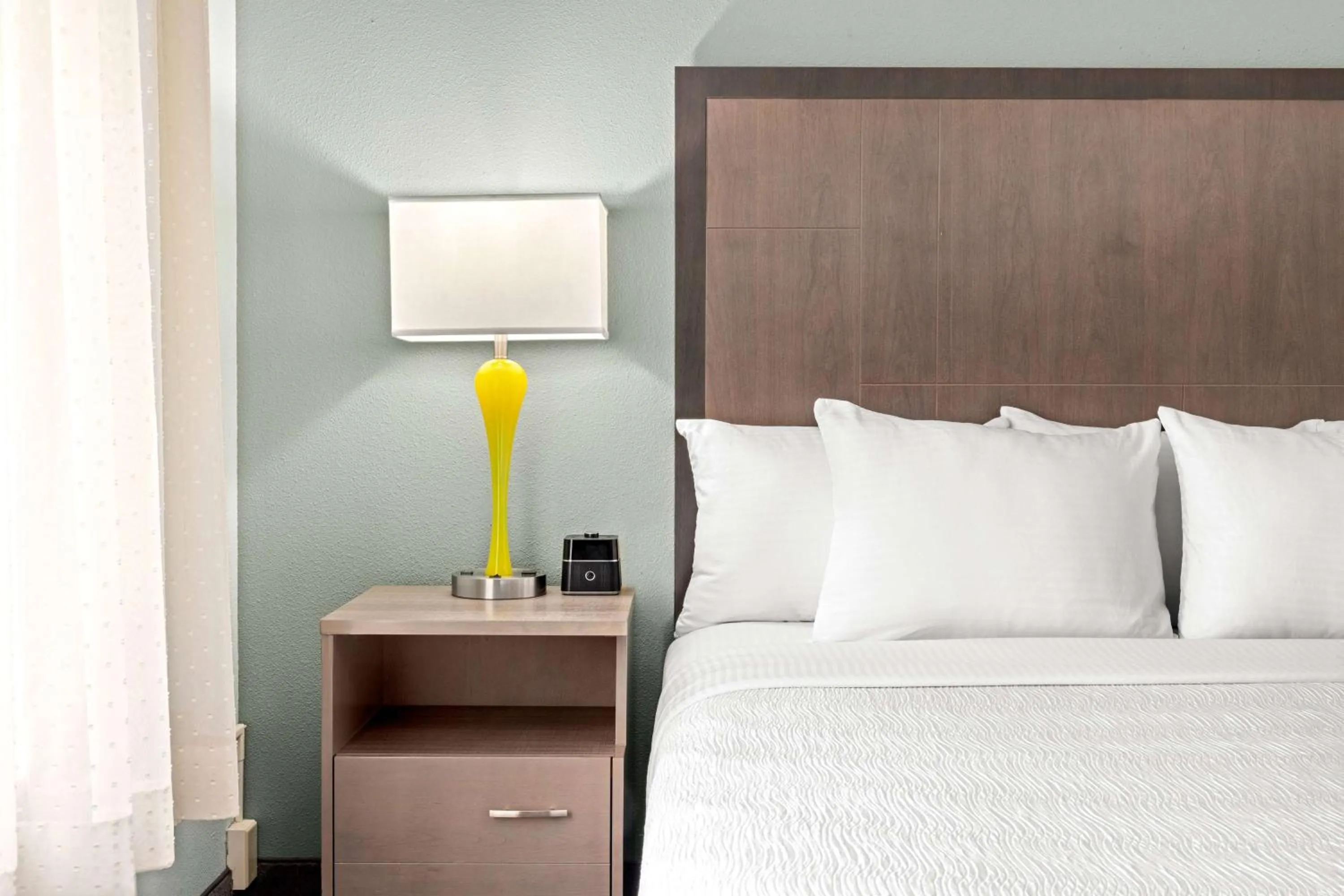 Photo of the whole room, Bed in La Quinta by Wyndham Newport