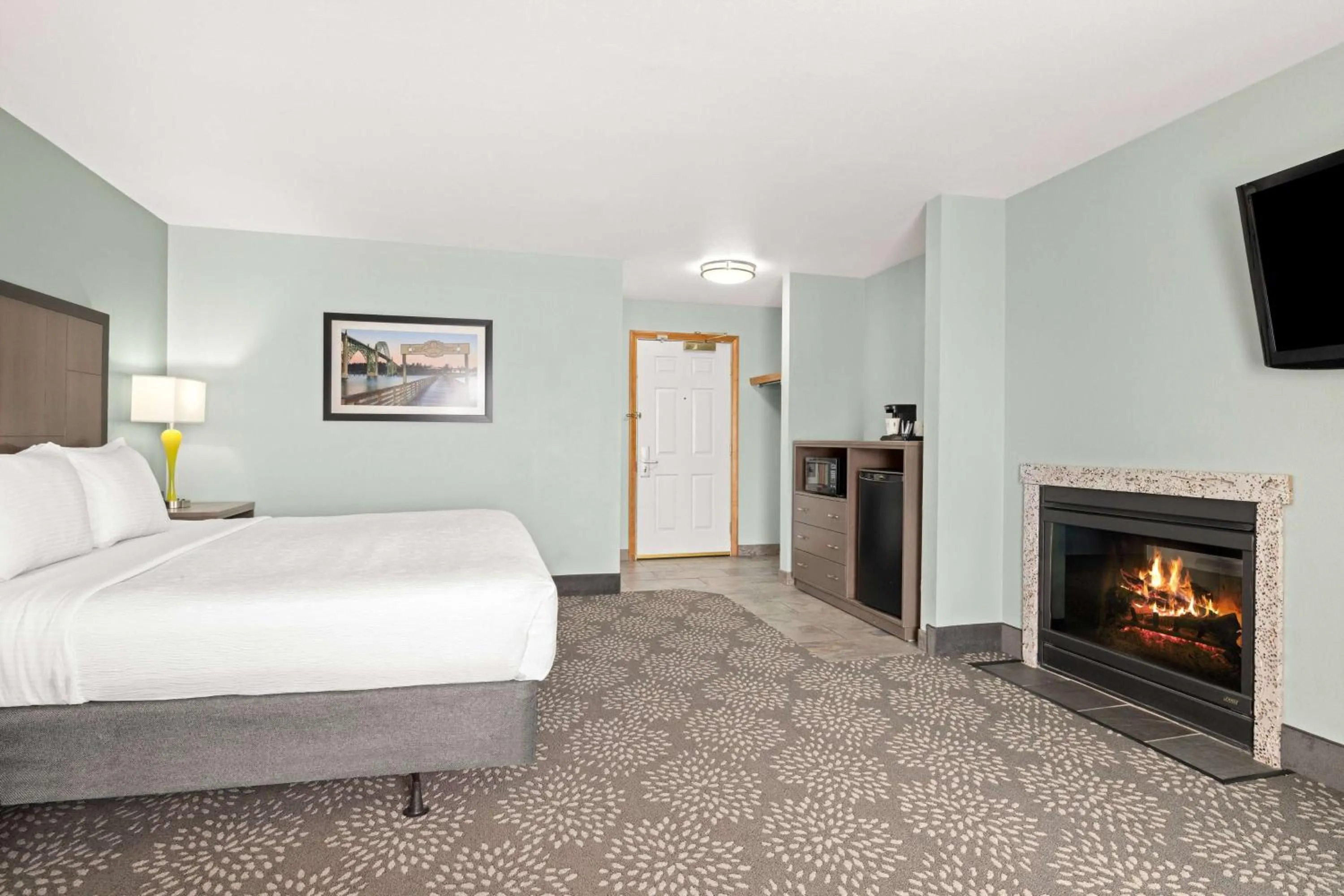 Photo of the whole room, Bed in La Quinta by Wyndham Newport