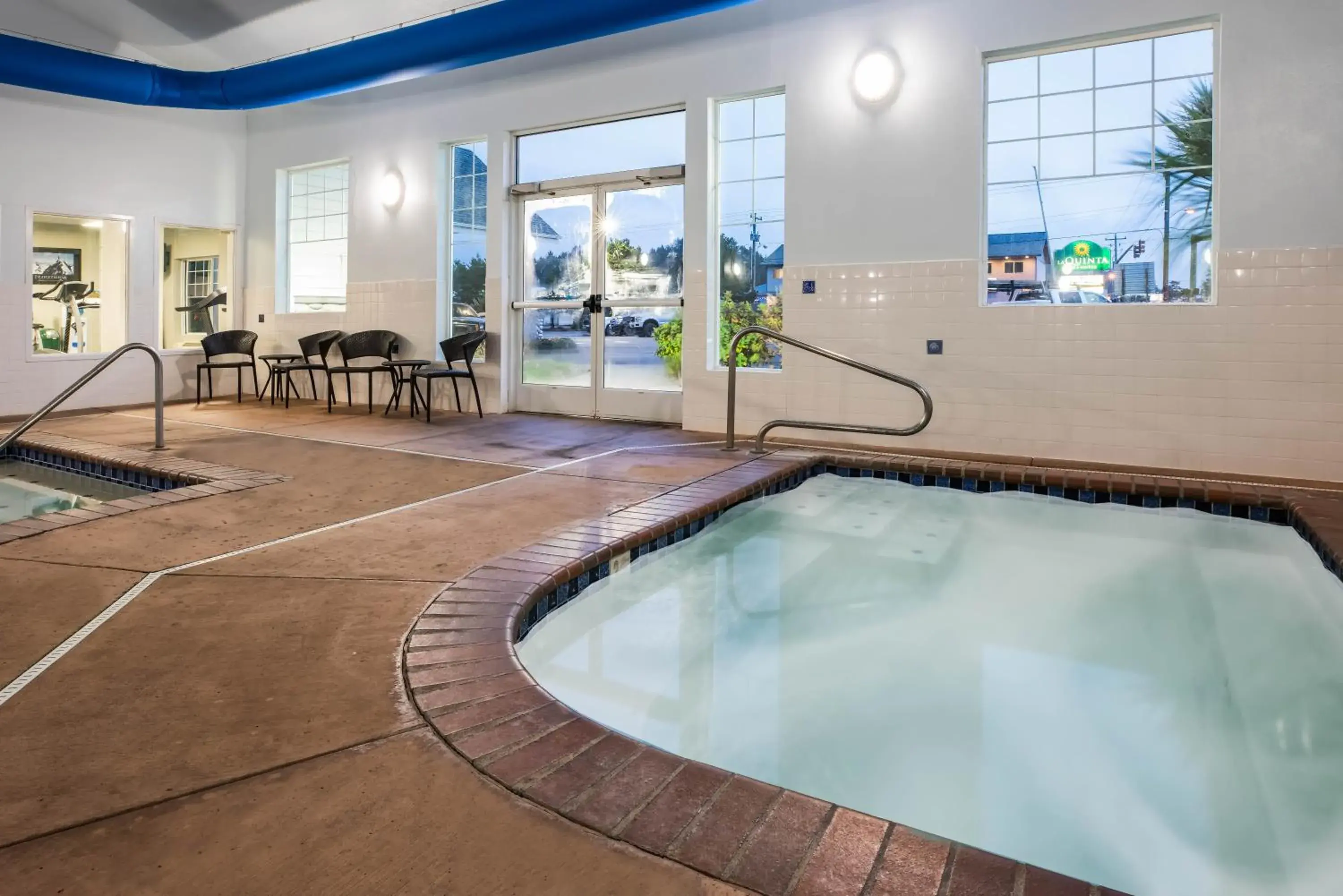 Swimming pool in La Quinta by Wyndham Newport Swimming pool in La Quinta by Wyndham Newport