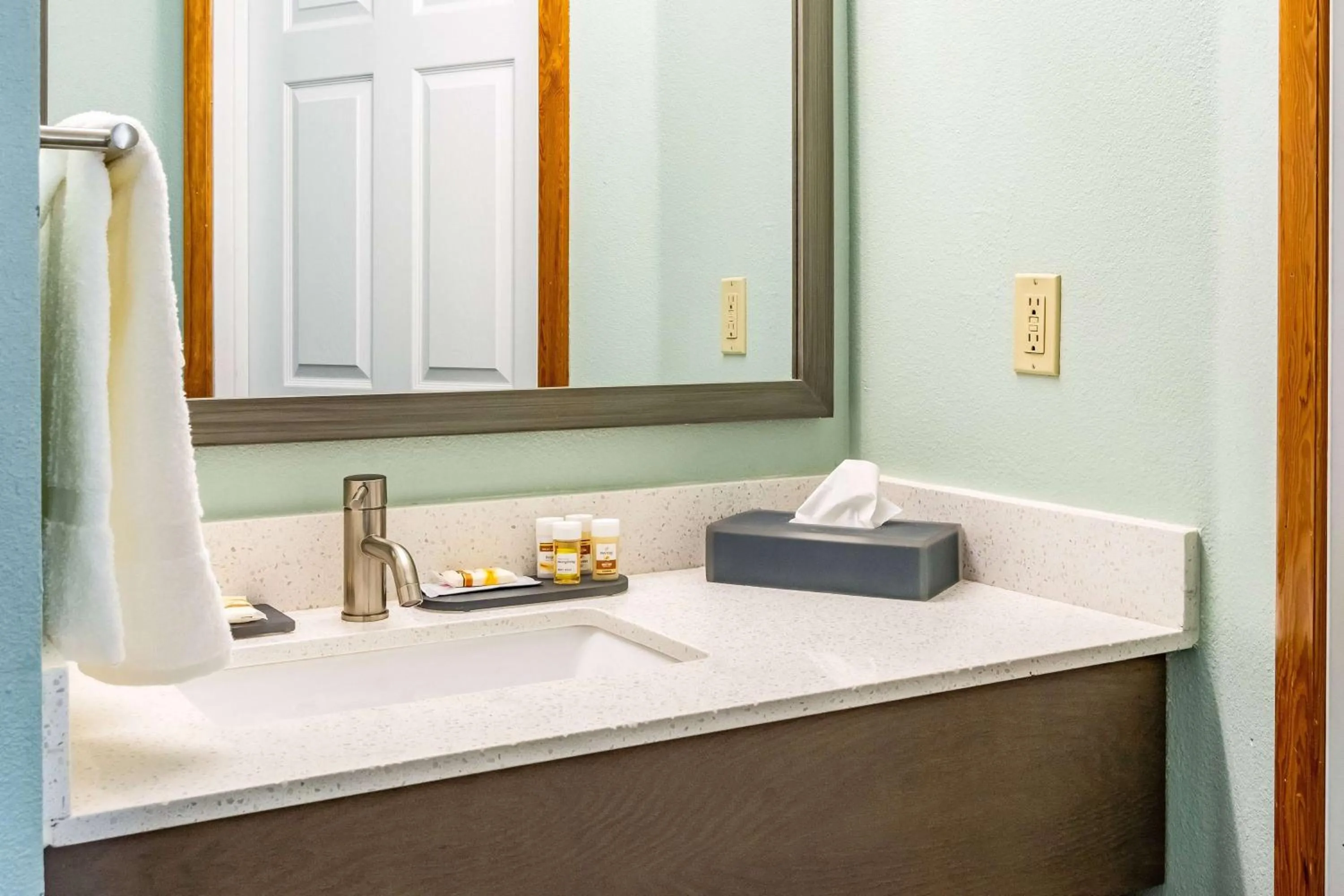 Bathroom, Bed in La Quinta by Wyndham Newport