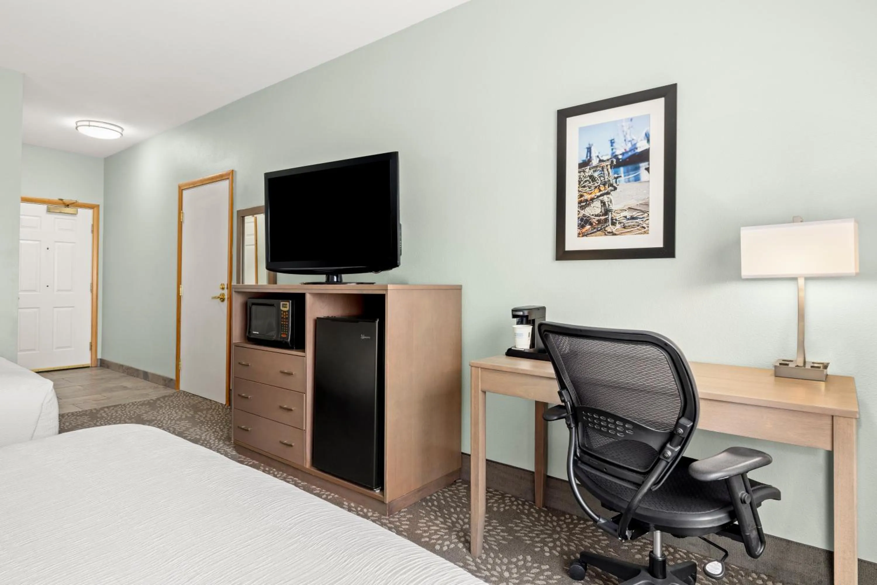 Bedroom, Bed in La Quinta by Wyndham Newport