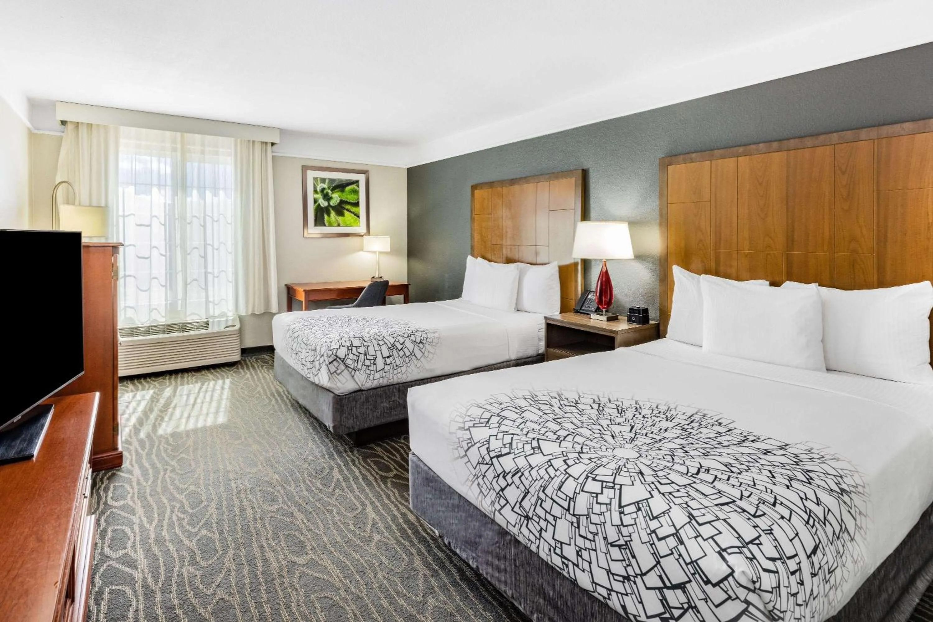 Photo of the whole room, Bed in La Quinta by Wyndham Gallup