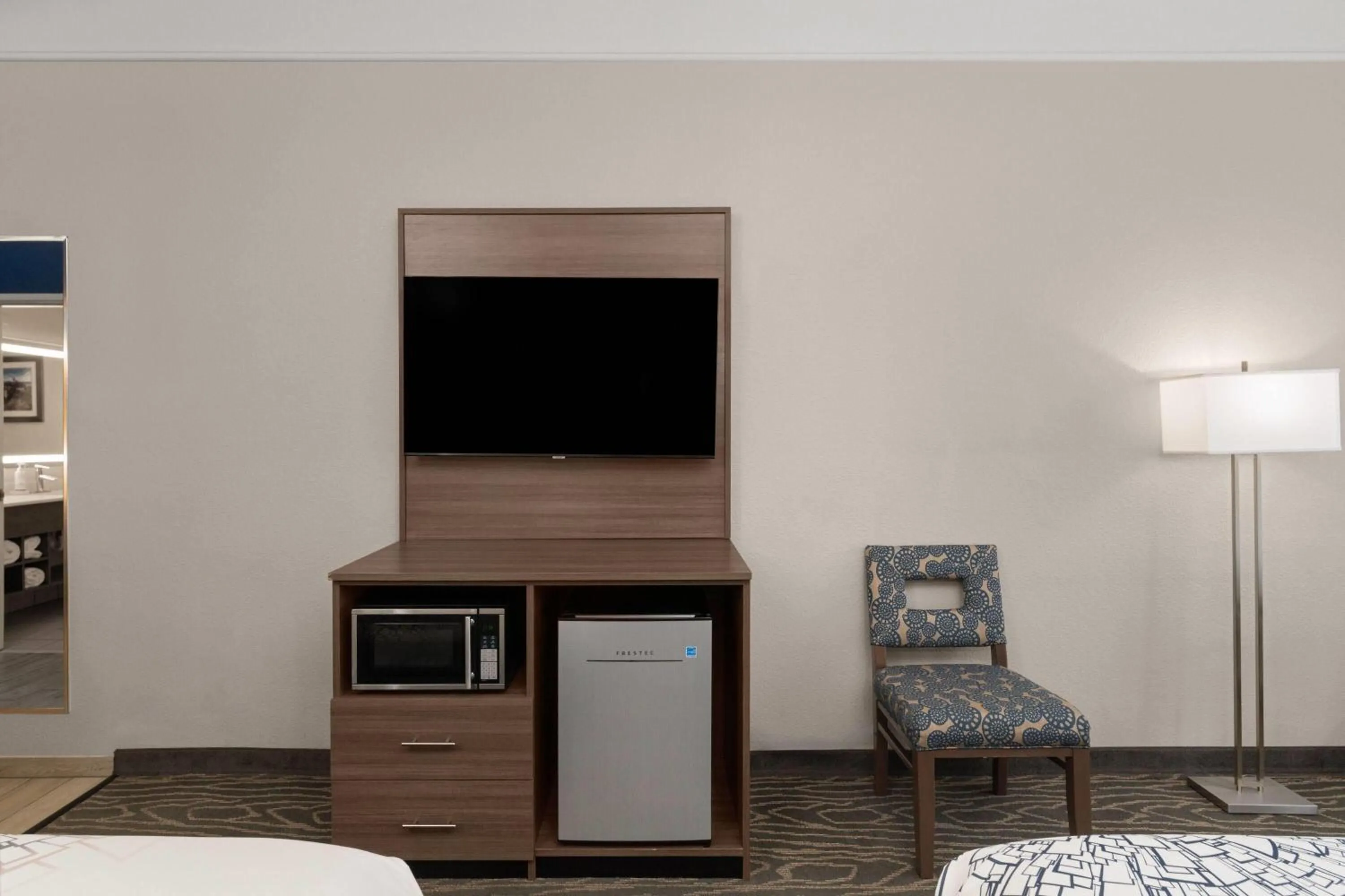 Photo of the whole room, Bed in La Quinta by Wyndham Gallup