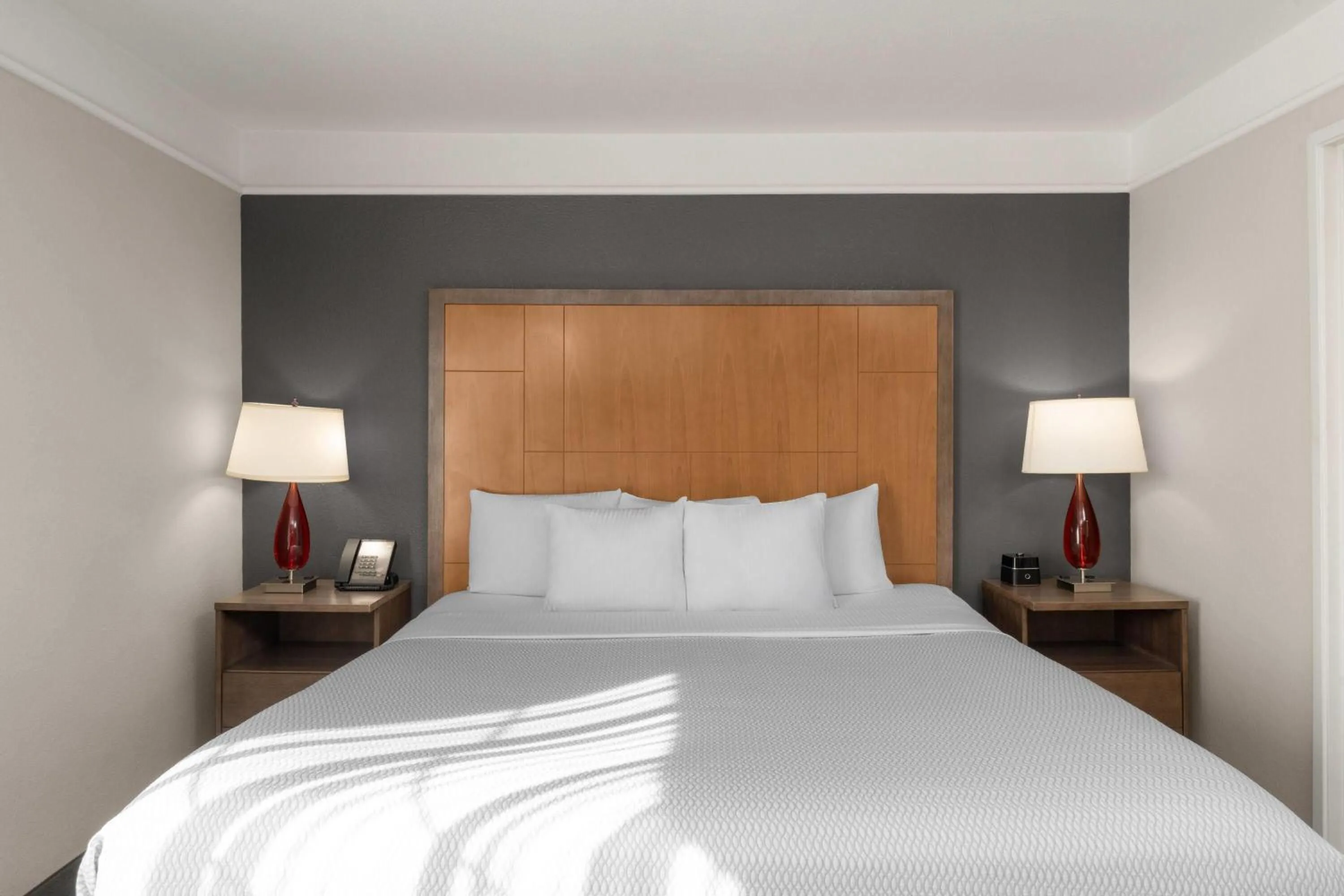 Photo of the whole room, Bed in La Quinta by Wyndham Gallup