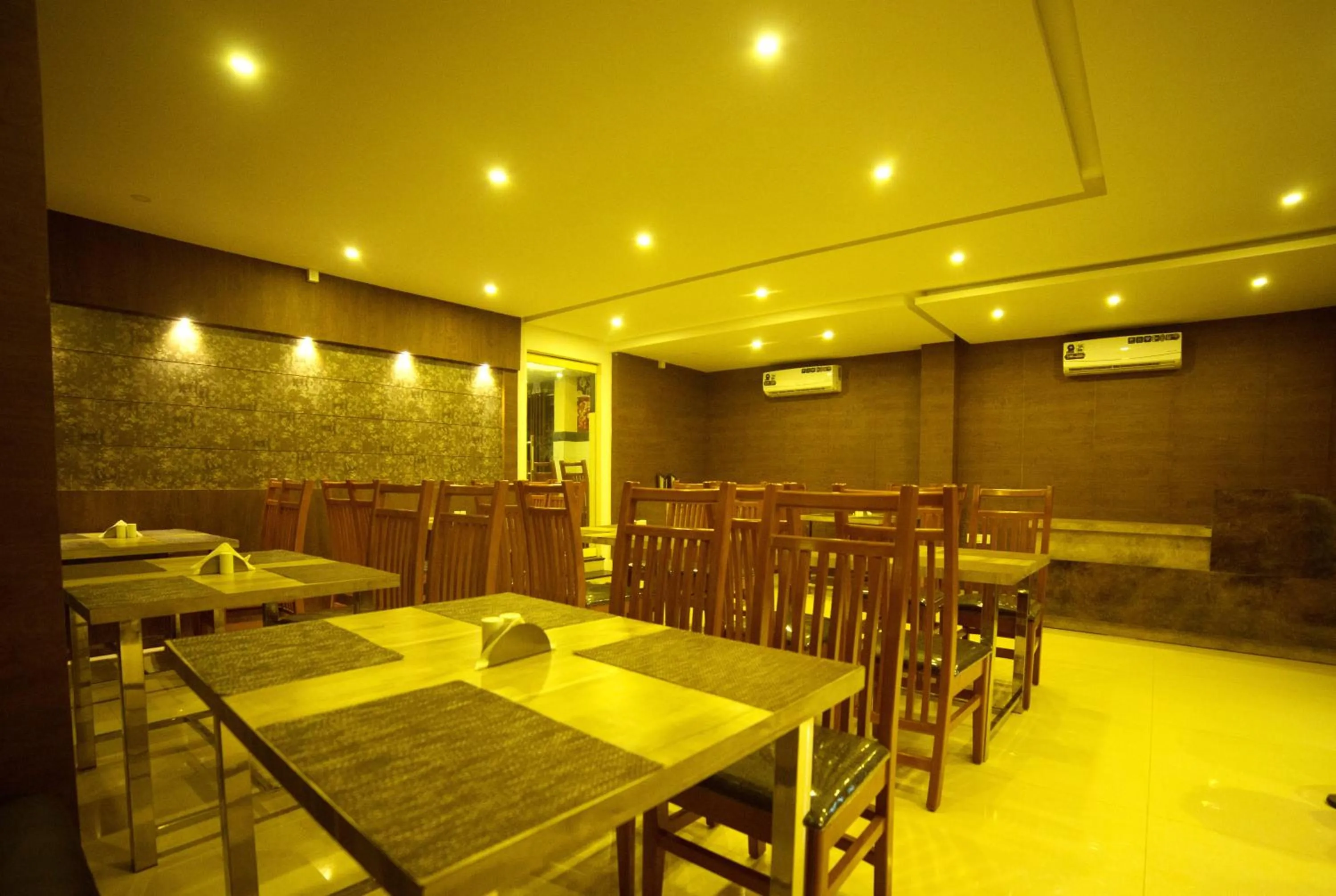 Restaurant/places to eat in Hotel Wayanad Square