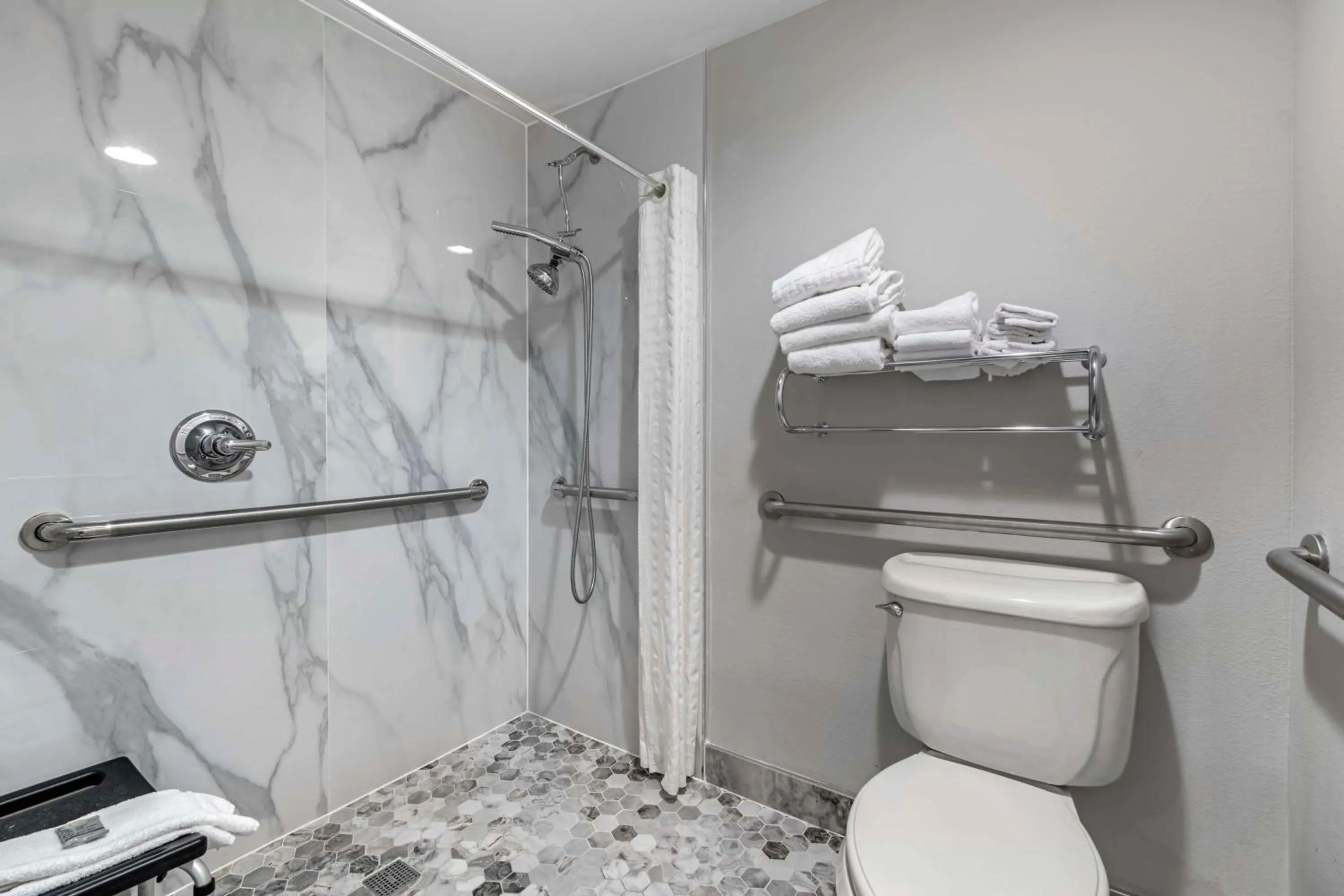 Bathroom in Best Western Louisville Airport Expo