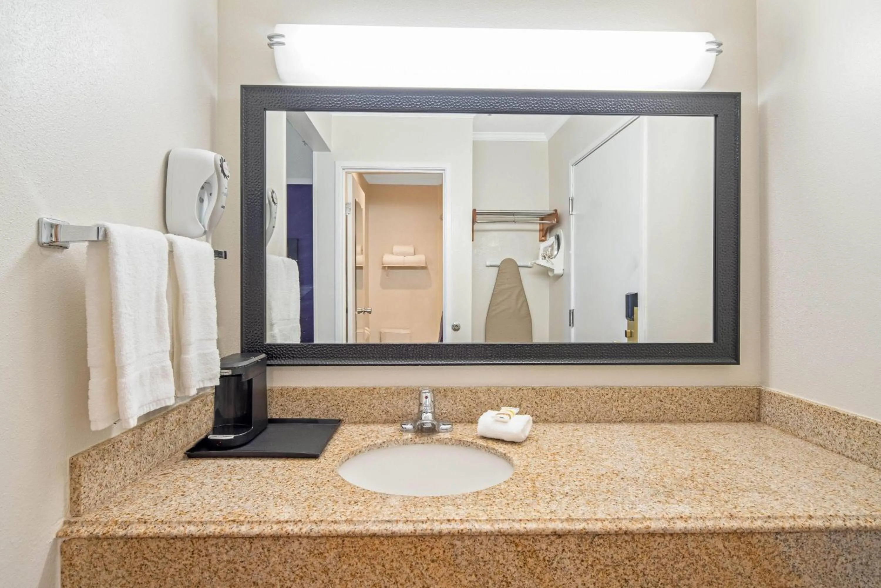 Bathroom in La Quinta by Wyndham Baton Rouge Siegen Lane