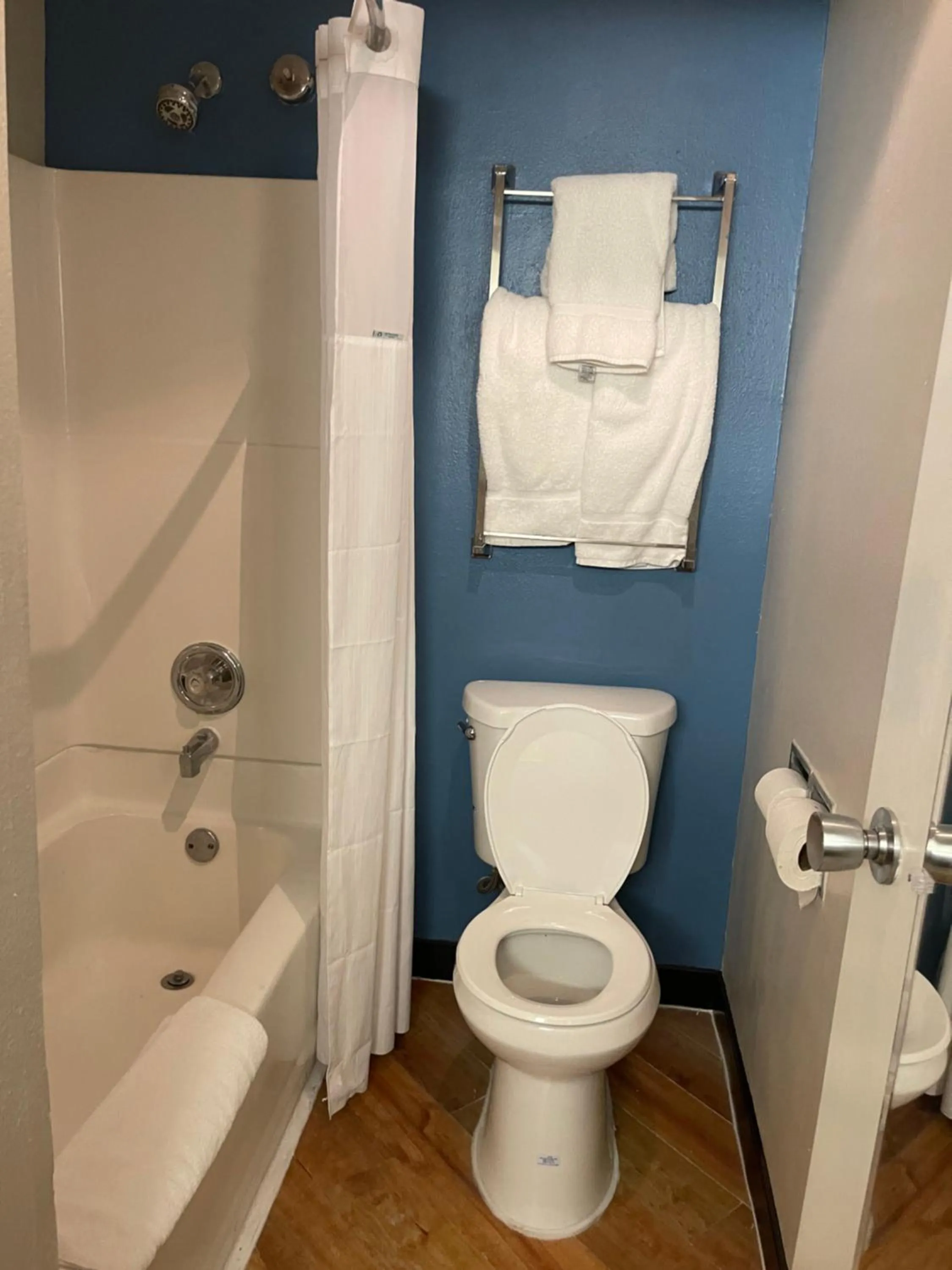 Bathroom in La Quinta by Wyndham Baton Rouge Siegen Lane