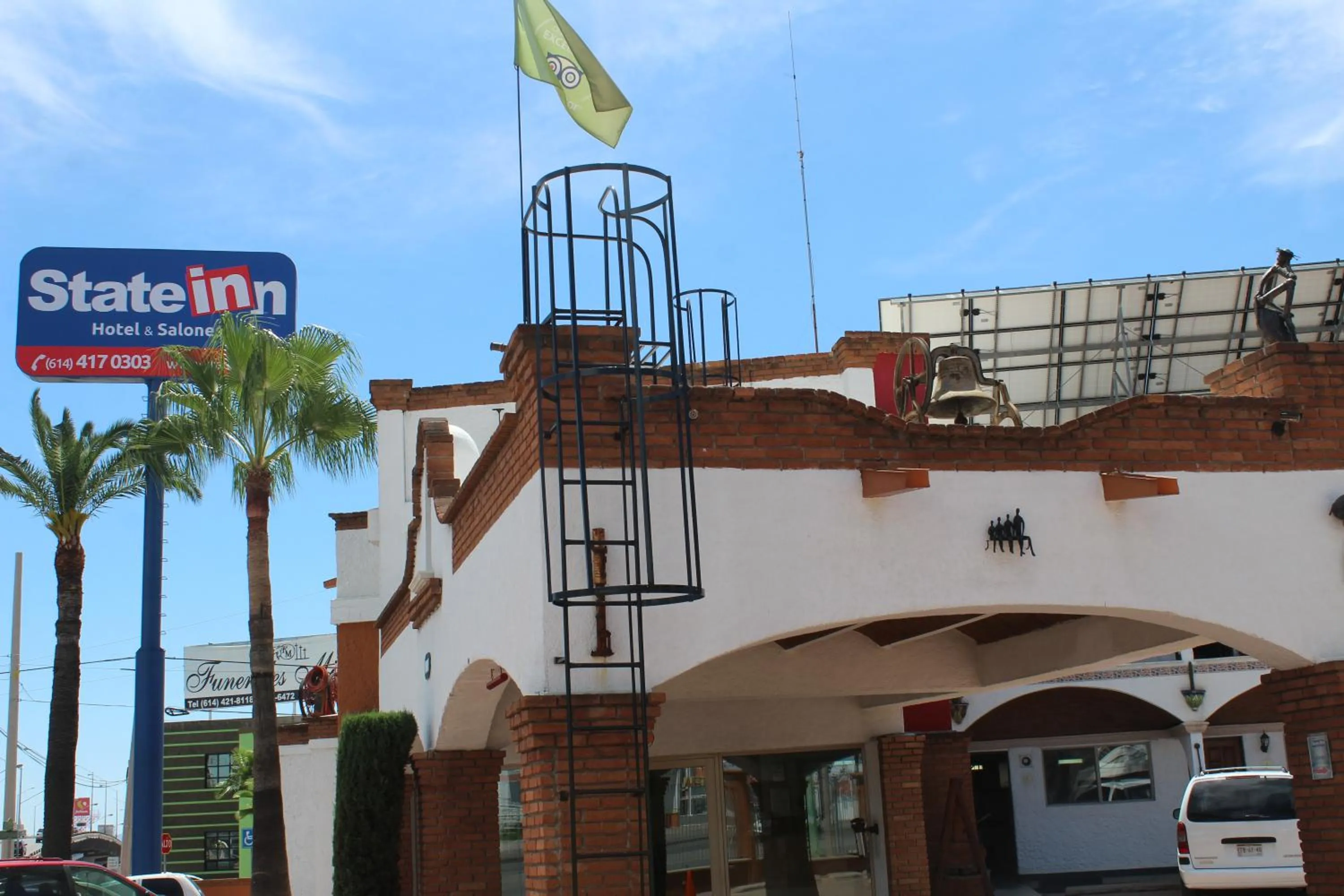 Facade/entrance in State Inn