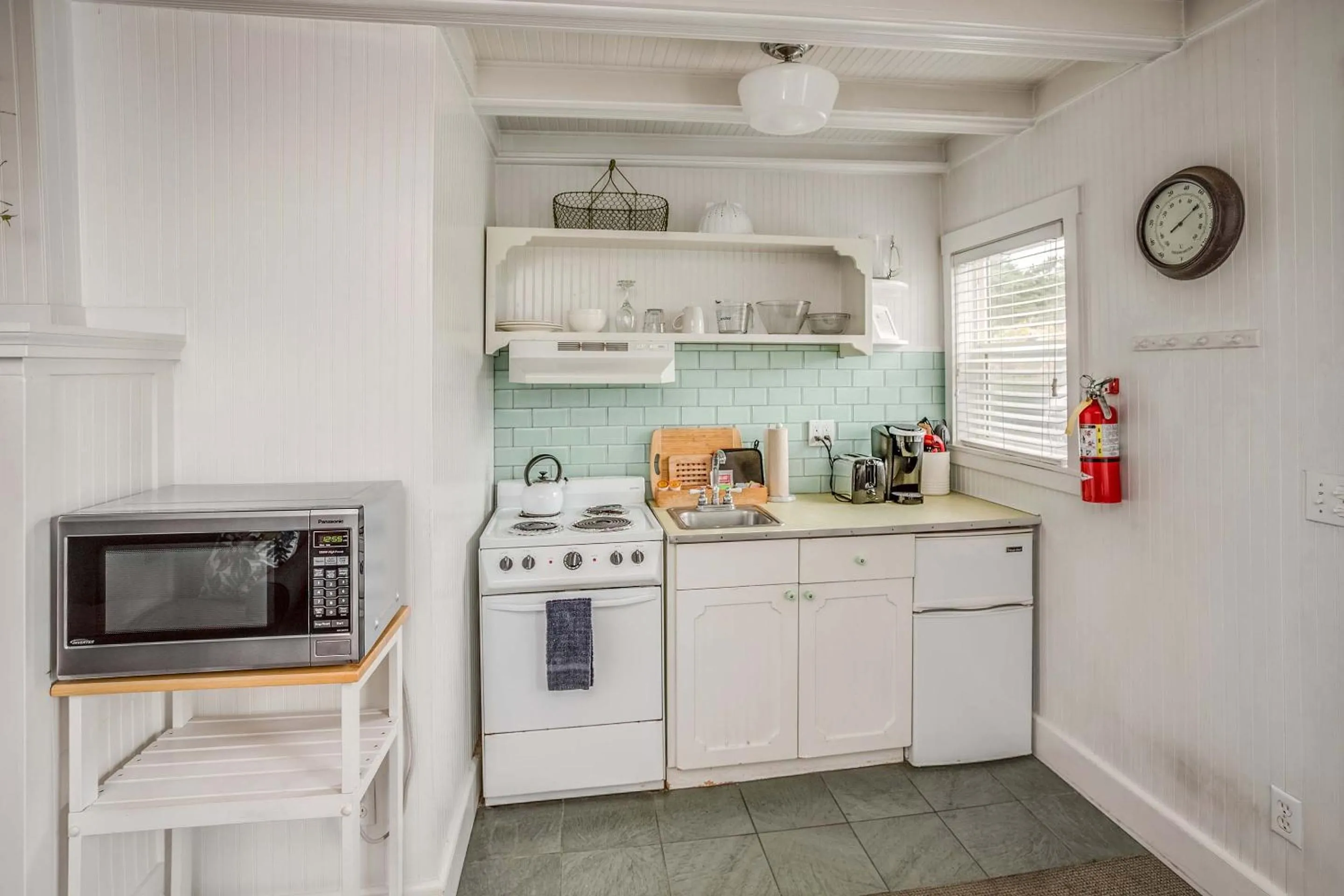 Kitchen or kitchenette in Cannon Beach Hotel Collection