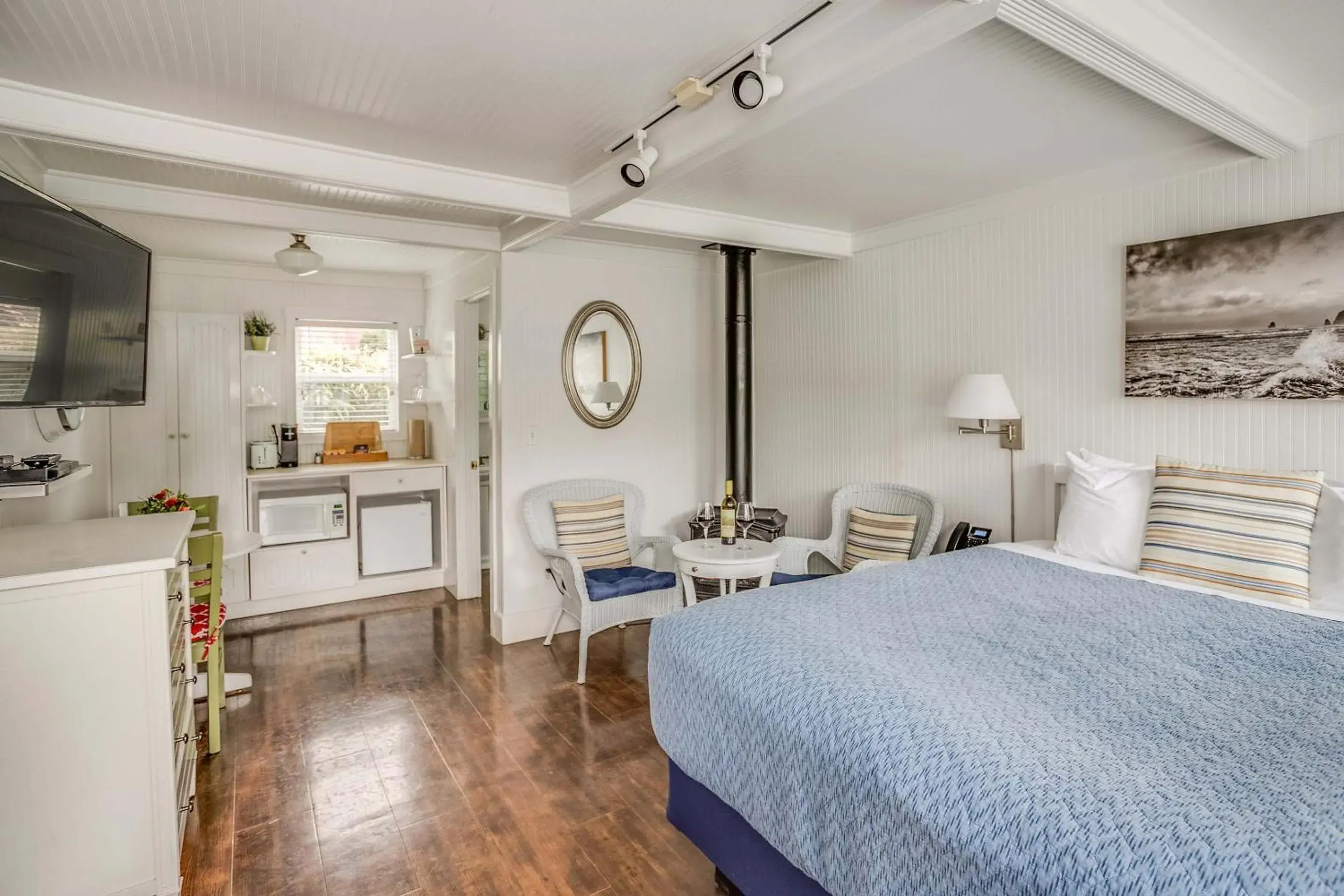 McBee Cottage - Classic Queen (Children and Pet Friendly) in Cannon Beach Hotel Collection McBee Cottage - Classic Queen (Children and Pet Friendly) in Cannon Beach Hotel Collection