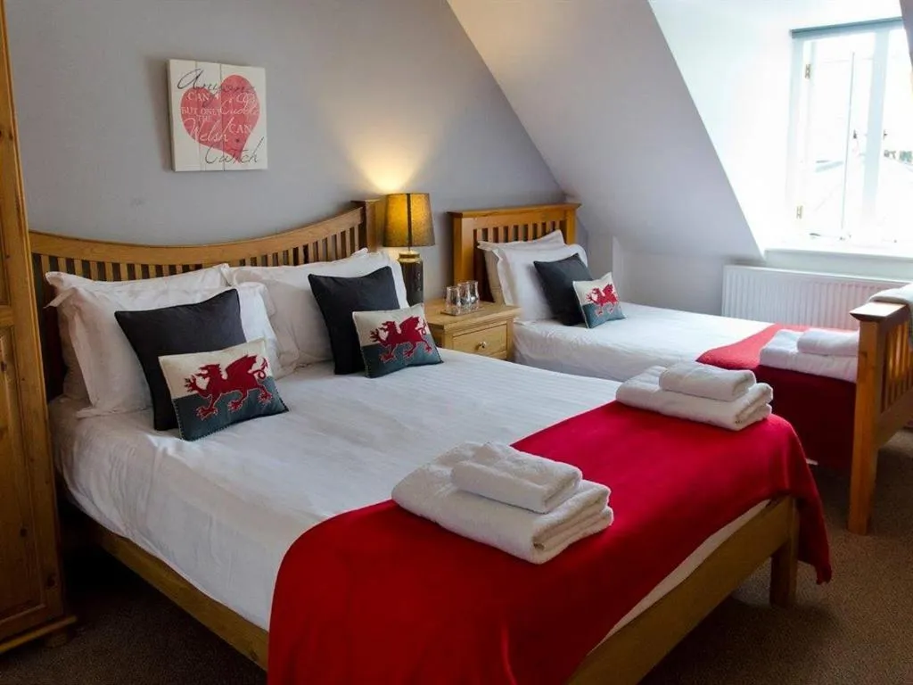 Bedroom, Bed in Kings Arms Hotel