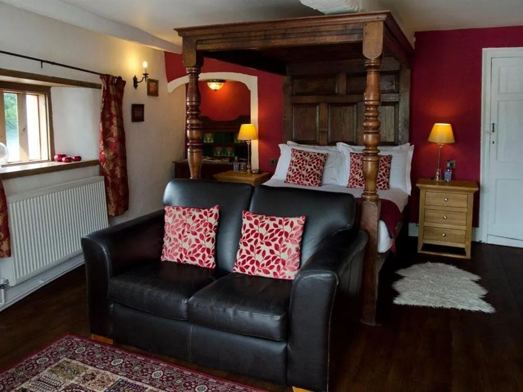 Bedroom, Bed in Kings Arms Hotel