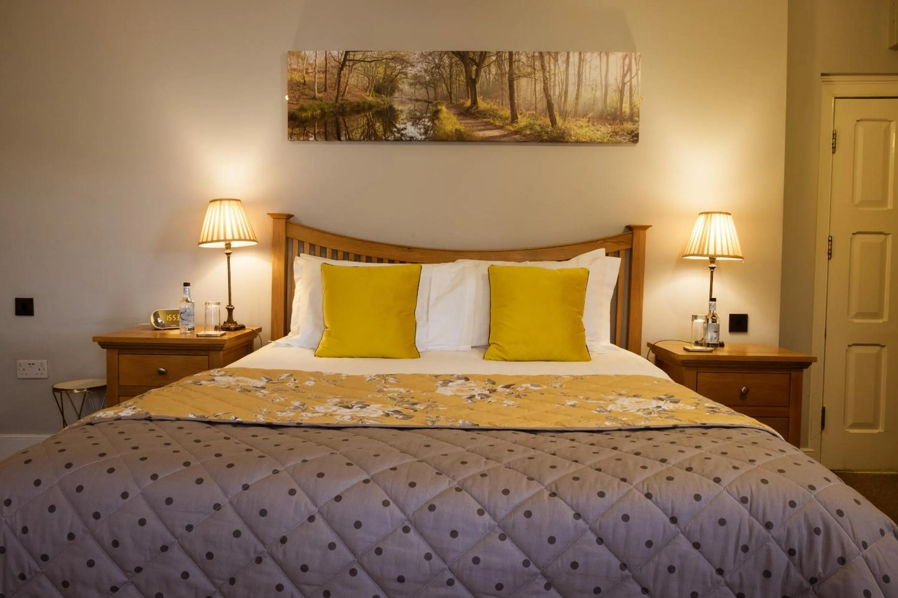 Bedroom, Bed in Kings Arms Hotel