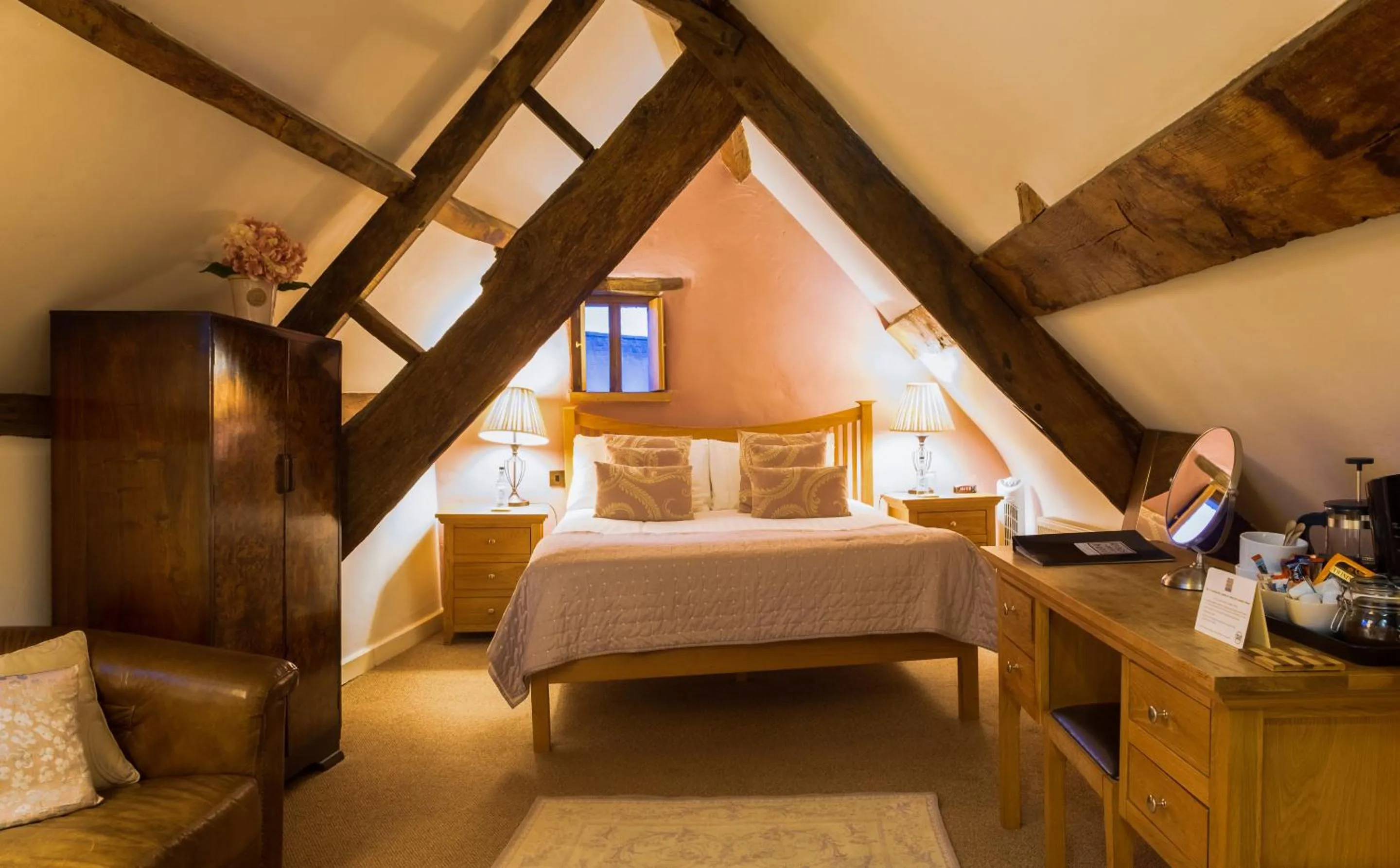 Bedroom, Bed in Kings Arms Hotel