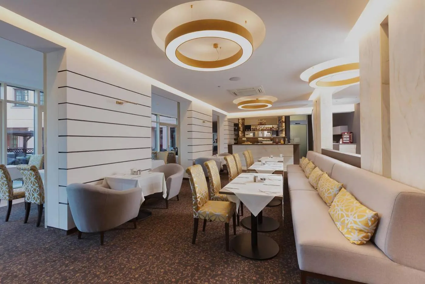 Restaurant/places to eat in Hoffmeister Depandance