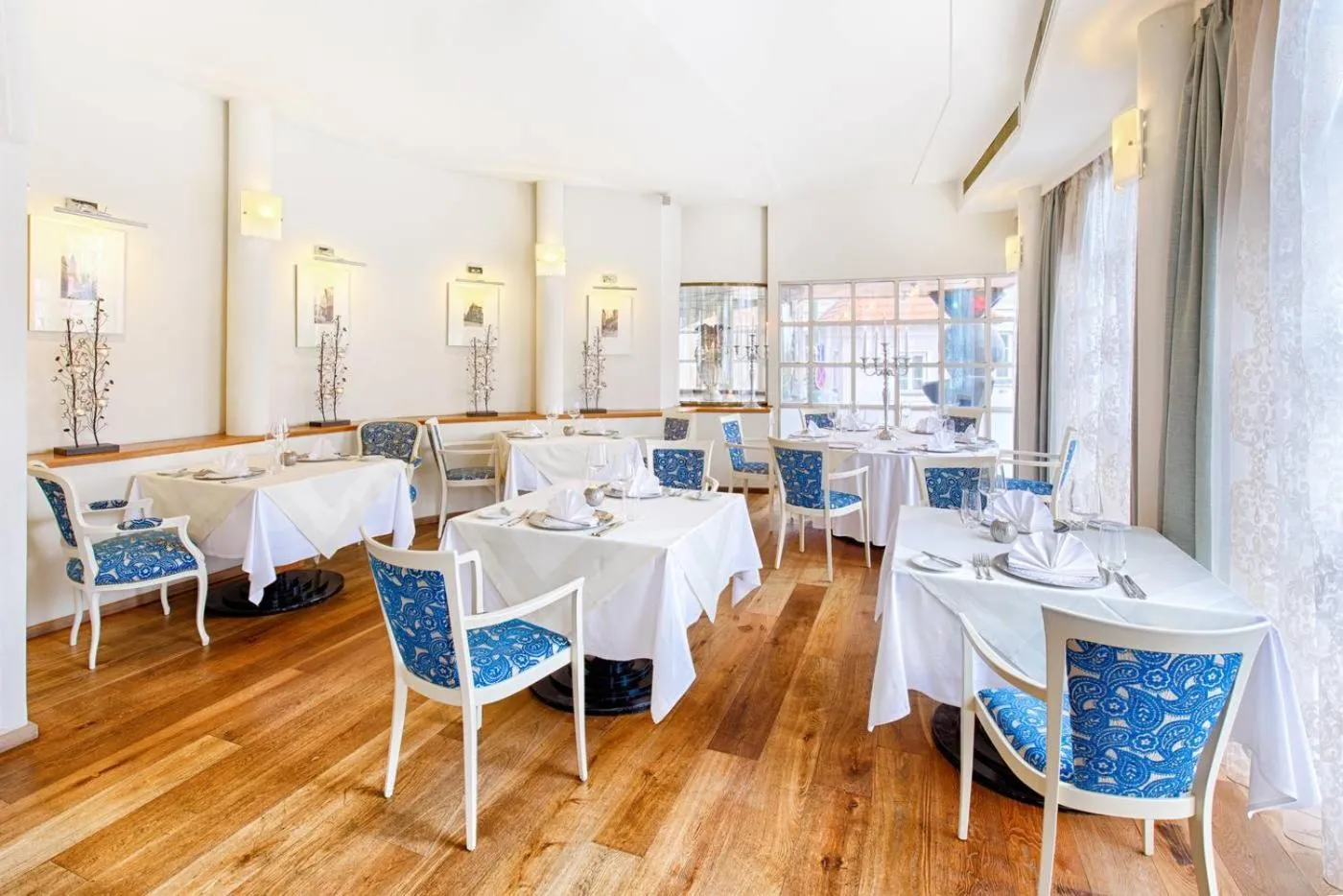 Restaurant/places to eat in Hoffmeister Depandance